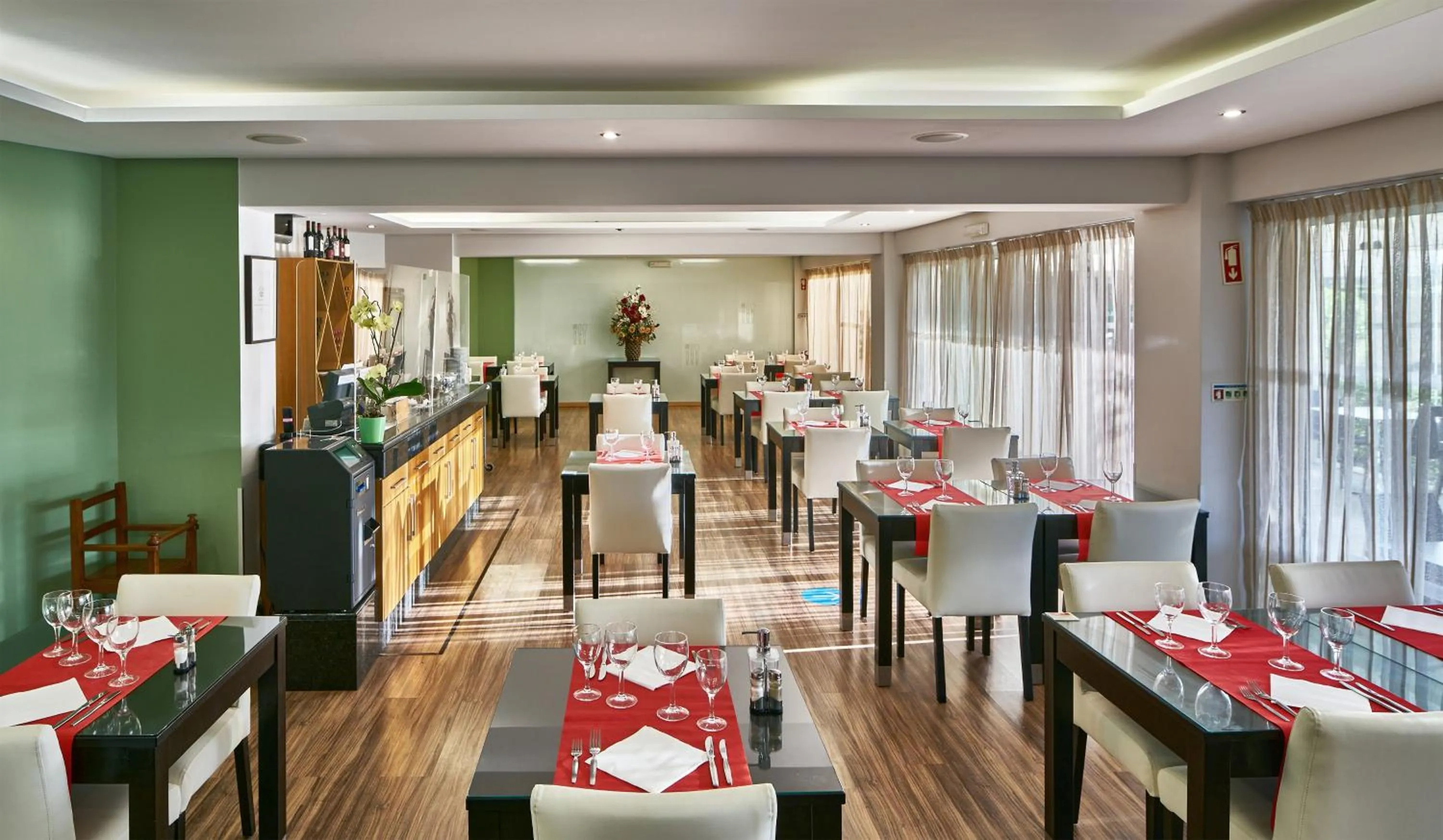 Restaurant/places to eat in Parque Mourabel, Oásis Village & Pé do Lago