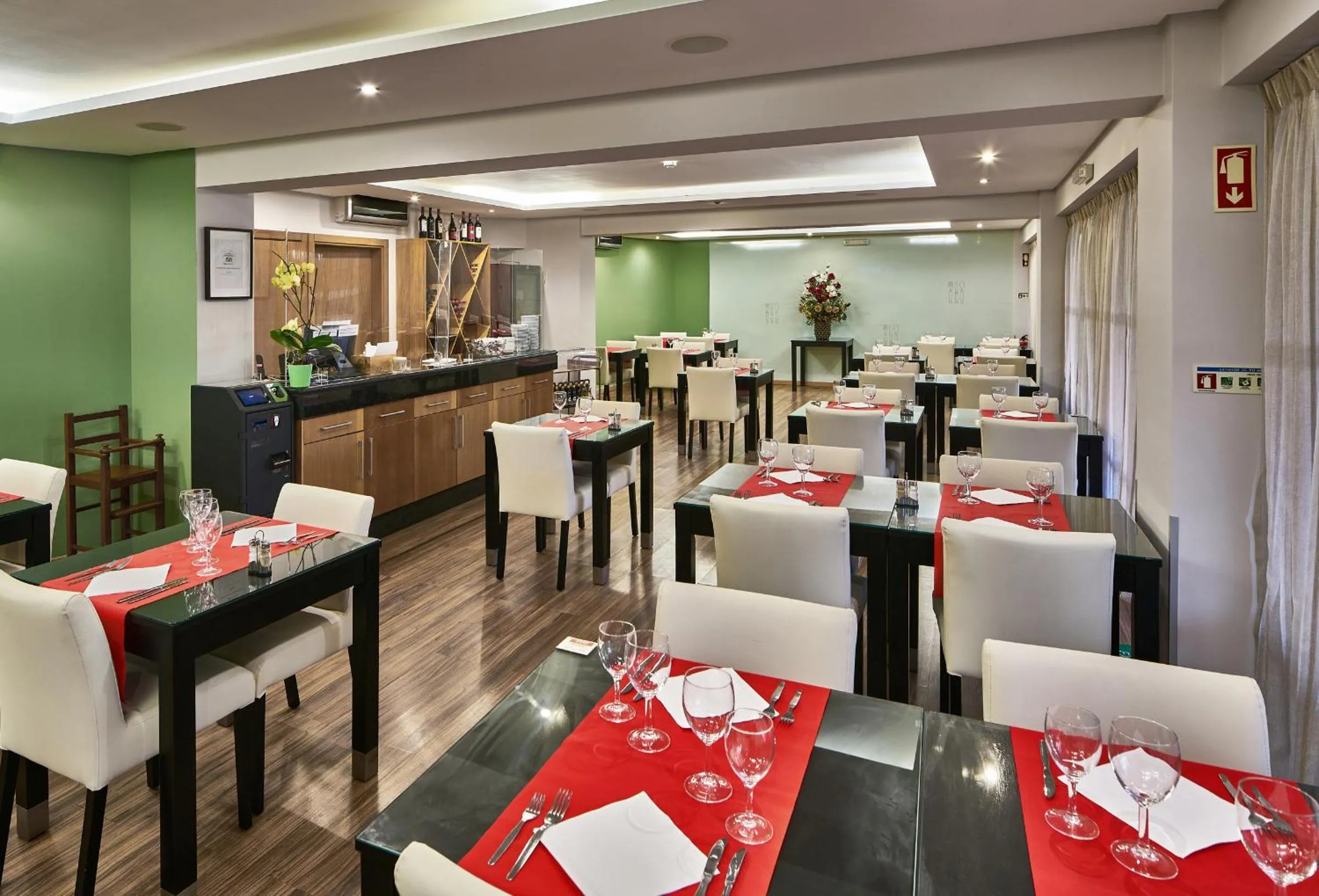 Restaurant/places to eat in Parque Mourabel, Oásis Village & Pé do Lago