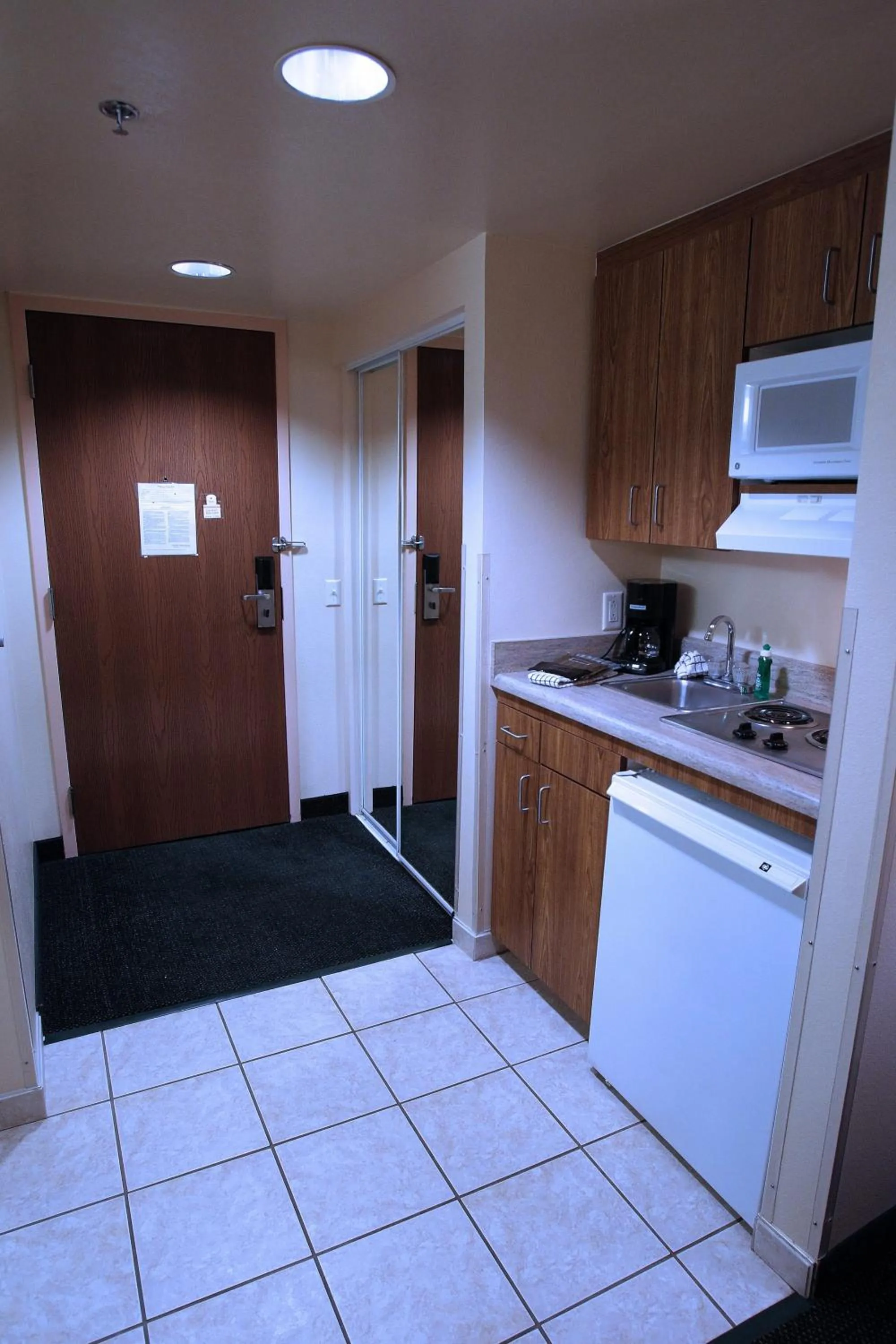 Kitchen or kitchenette in Gateway Studio Suites