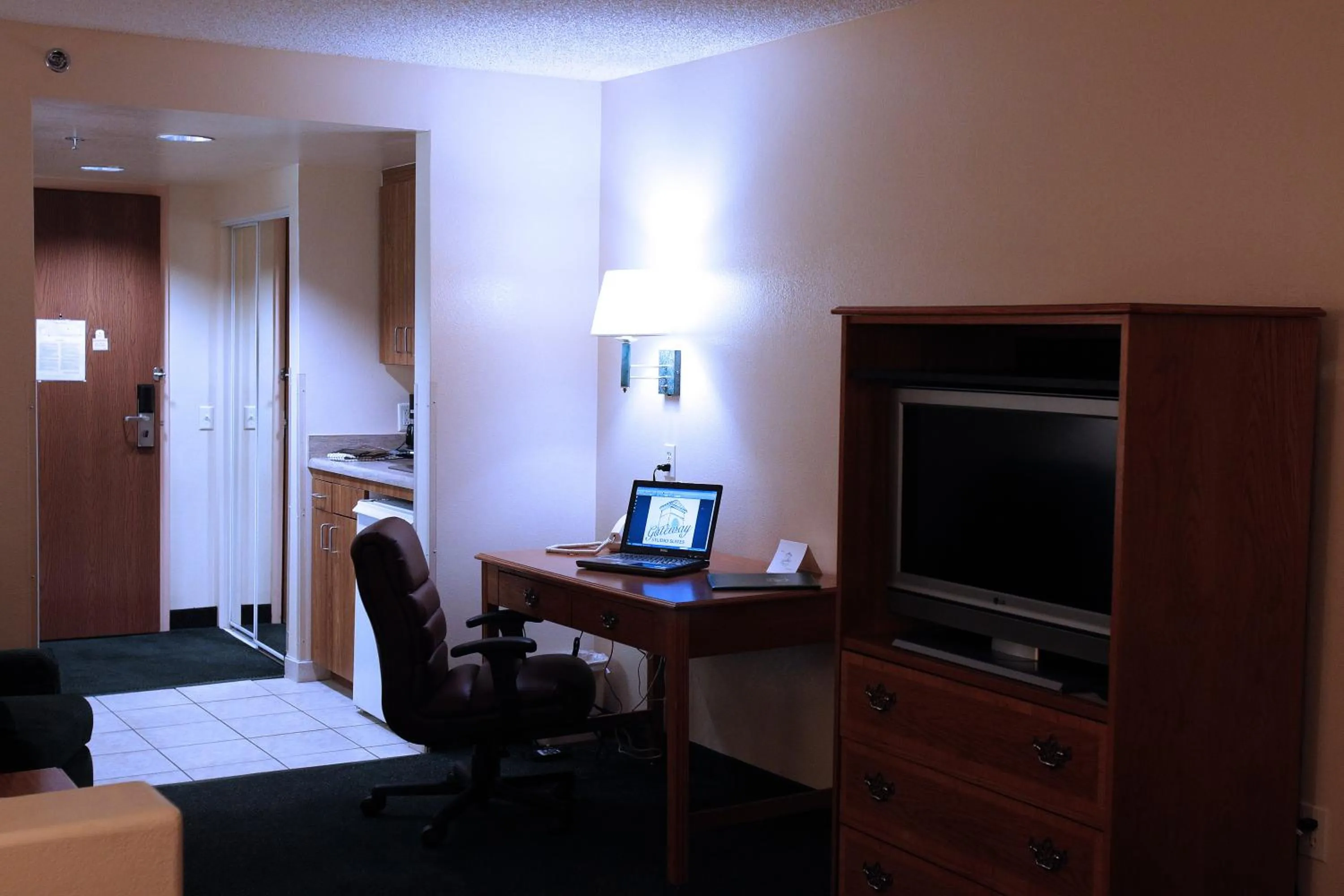 TV and multimedia, Bed in Gateway Studio Suites