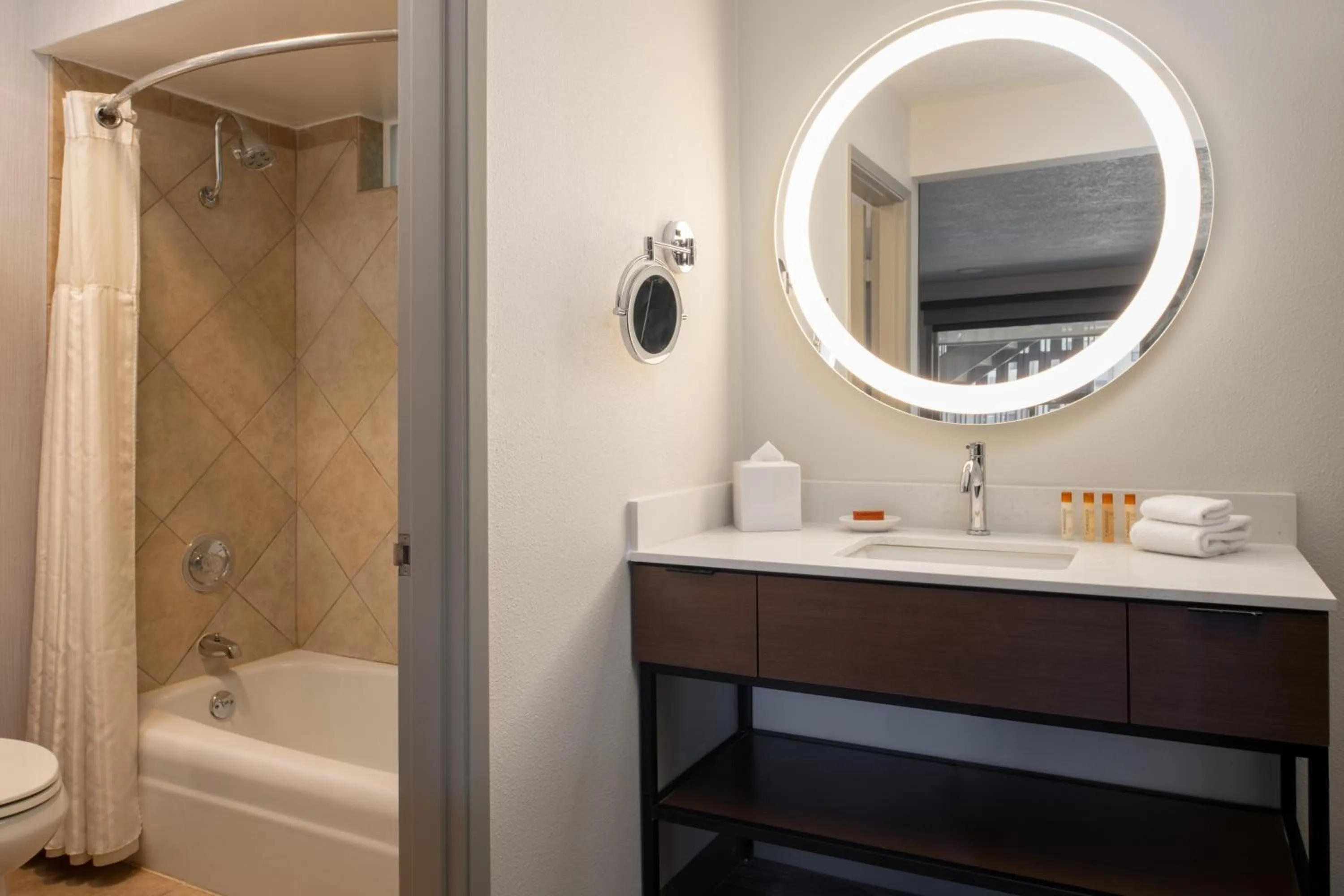 Bathroom in Red Lion Hotel Port Angeles Harbor