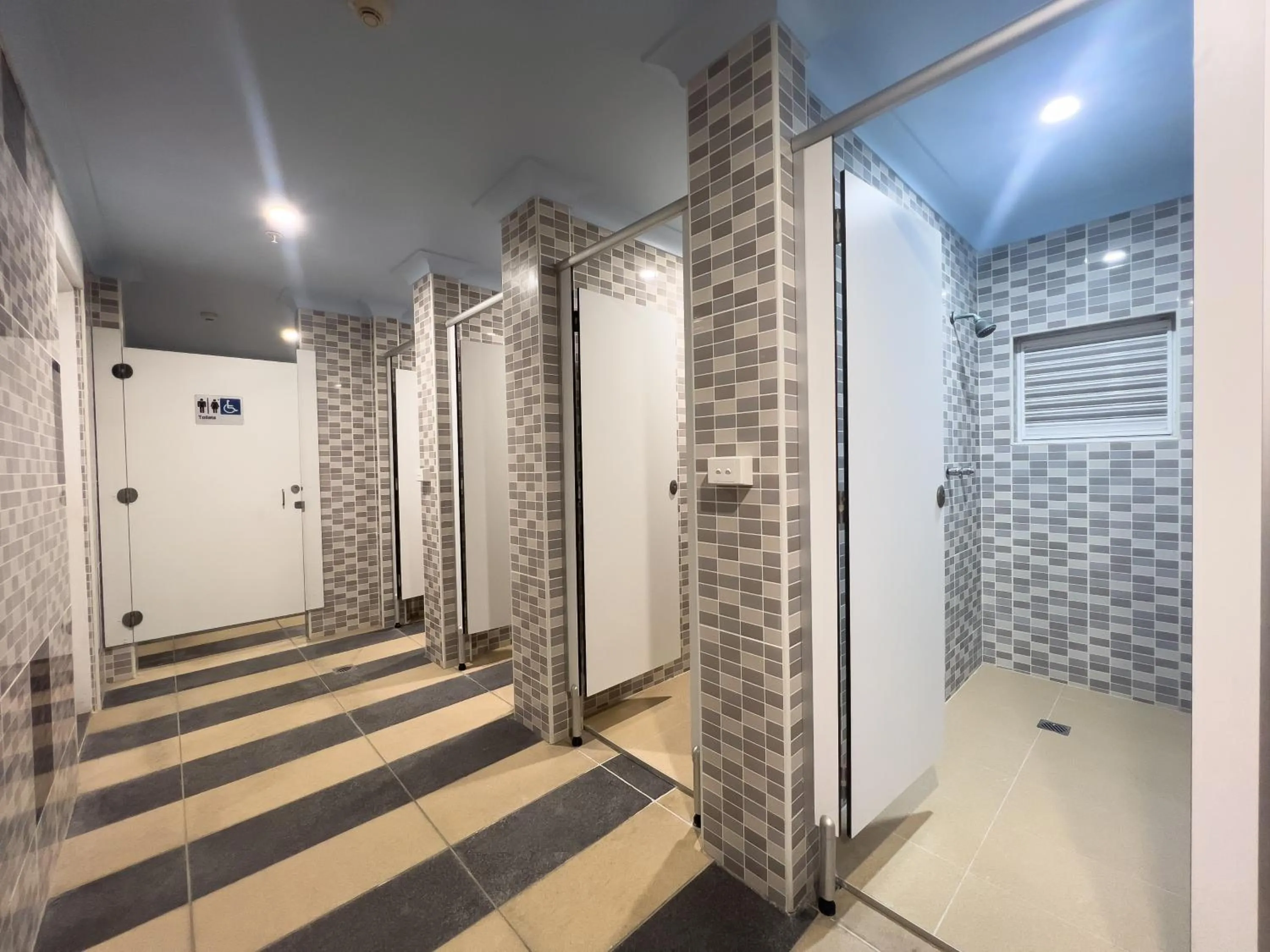 Shower in The Phoenix Artesian Spa Resort and Accommodation