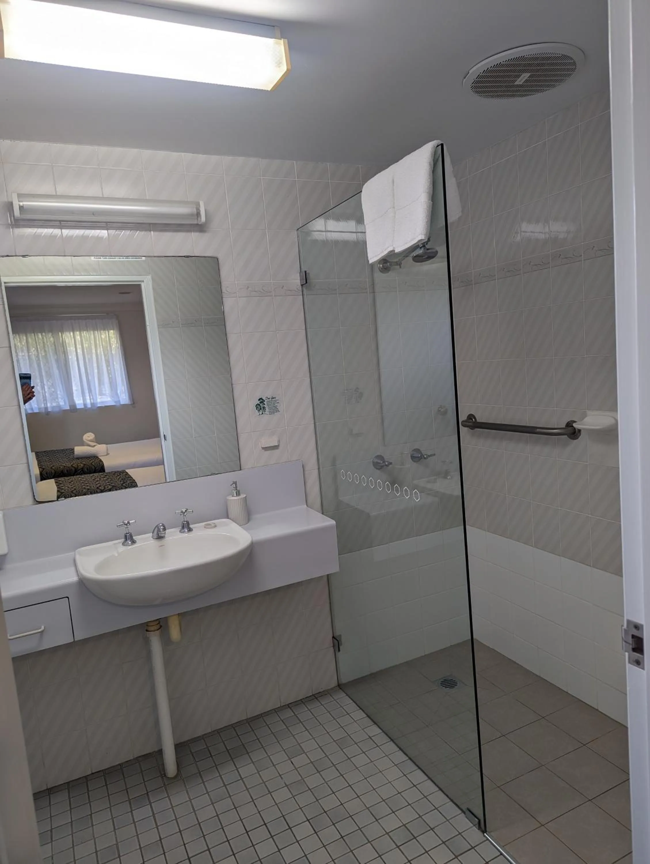 Bathroom in Haven Waters Motel & Apartments