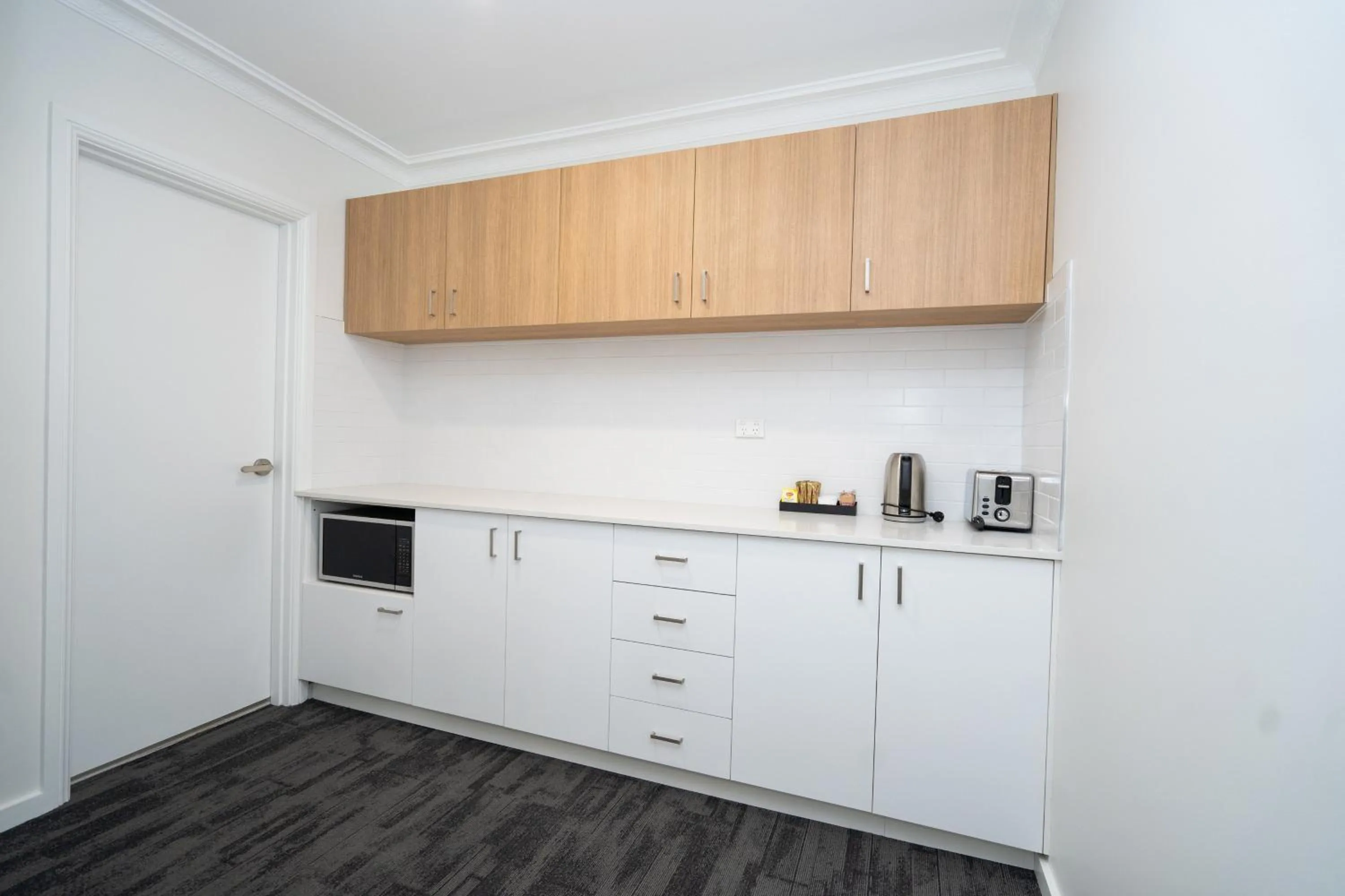 Kitchen or kitchenette in Littomore Suites Bathurst