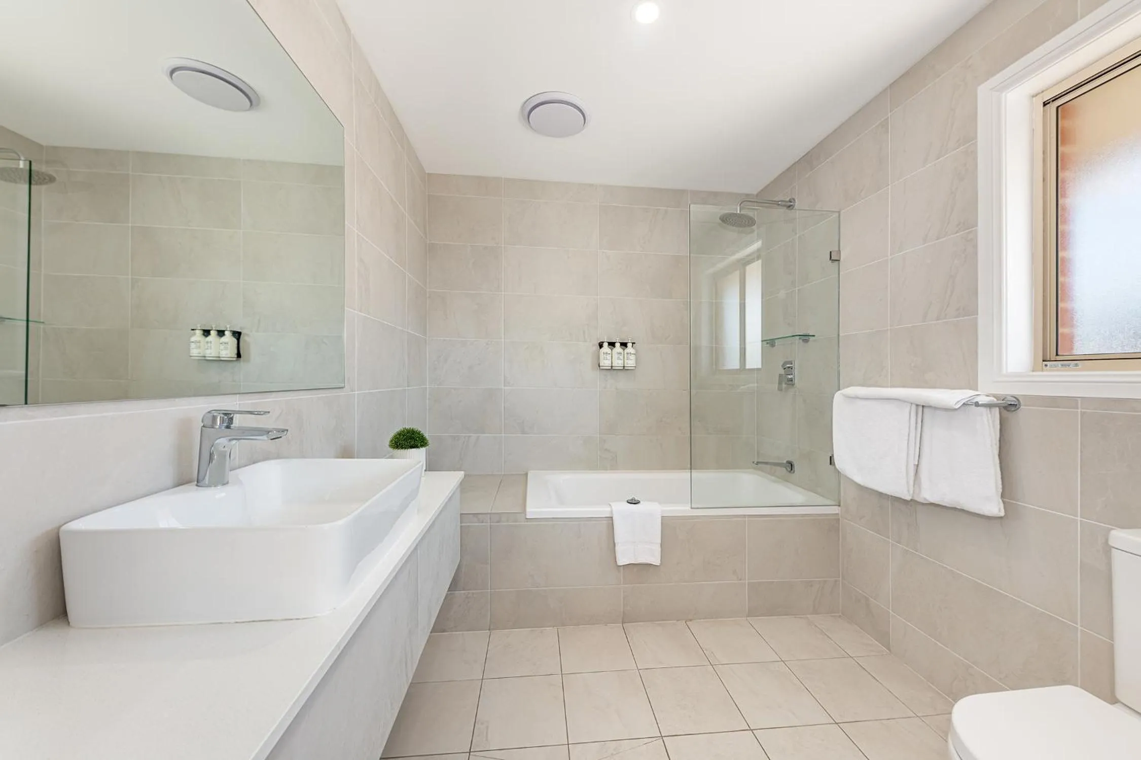 Bathroom in Littomore Suites Bathurst