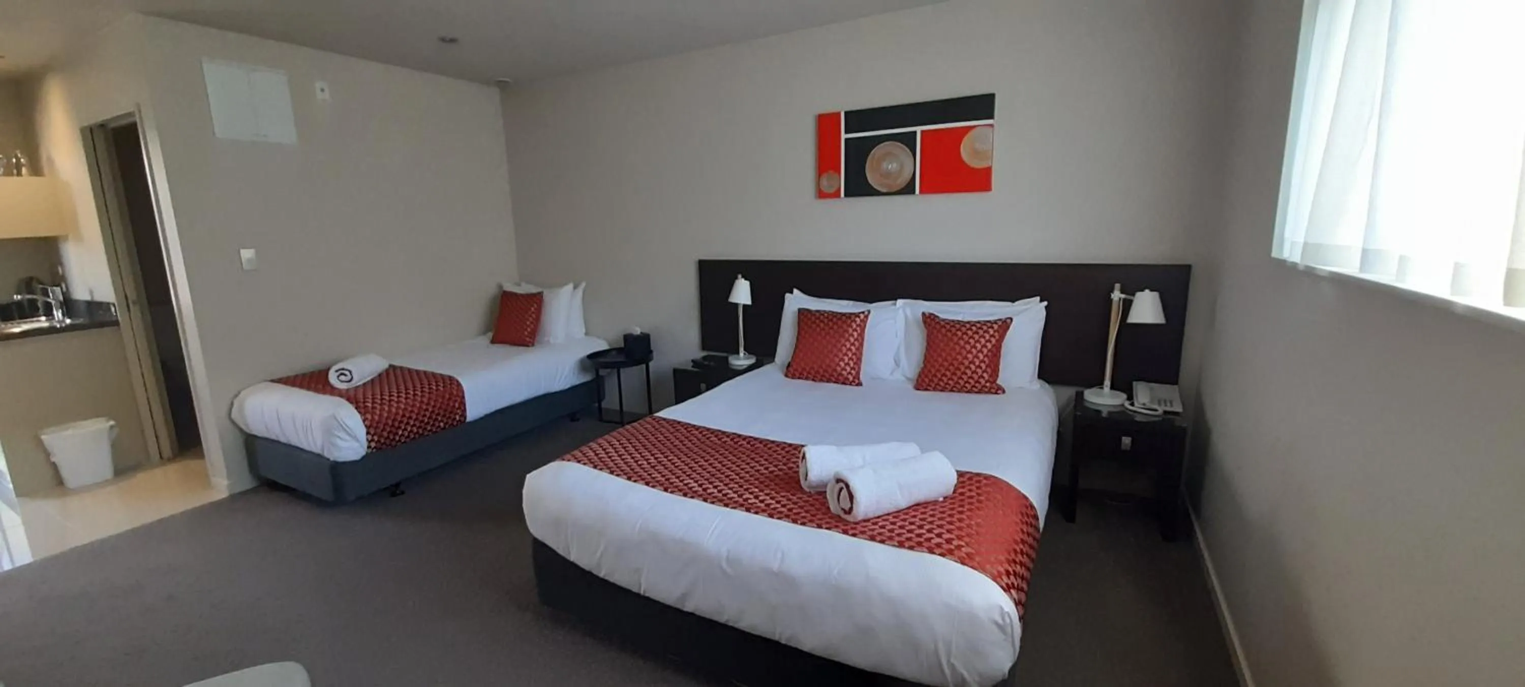 Photo of the whole room, Bed in Dunedin Palms Motel