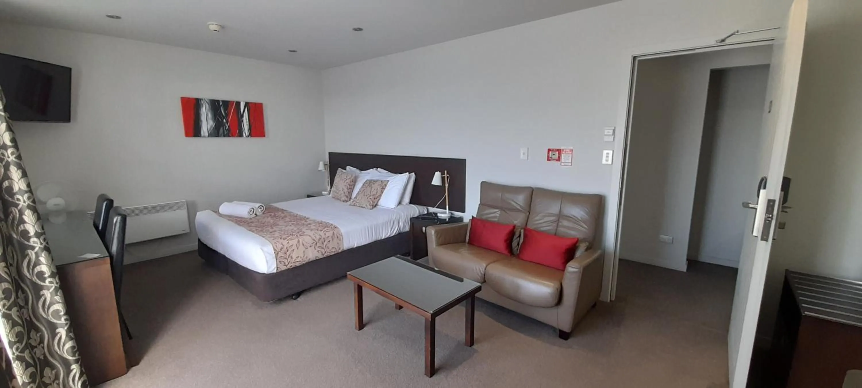 Photo of the whole room, Bed in Dunedin Palms Motel