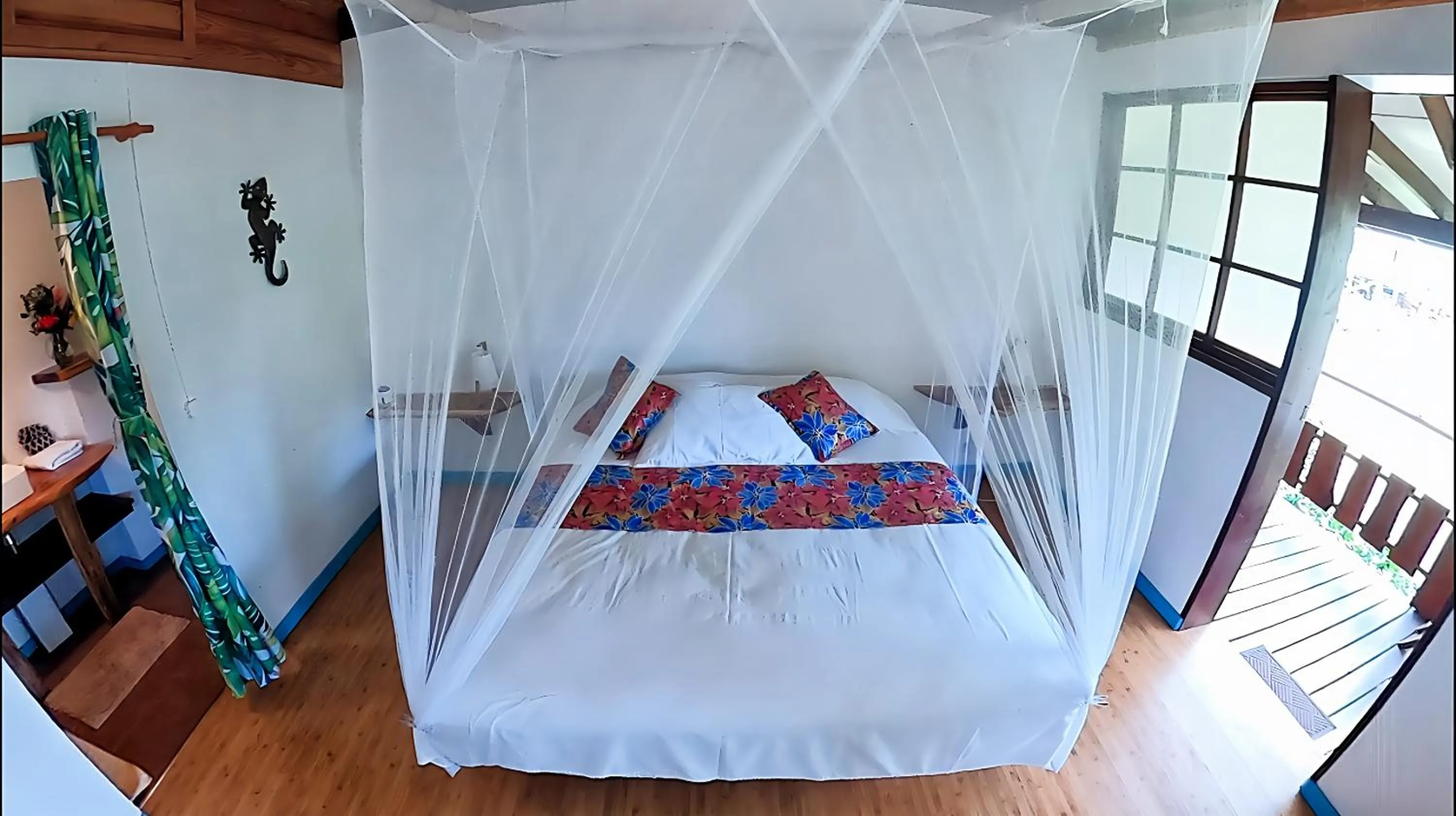 Photo of the whole room, Bed in Fare Oviri Lodge