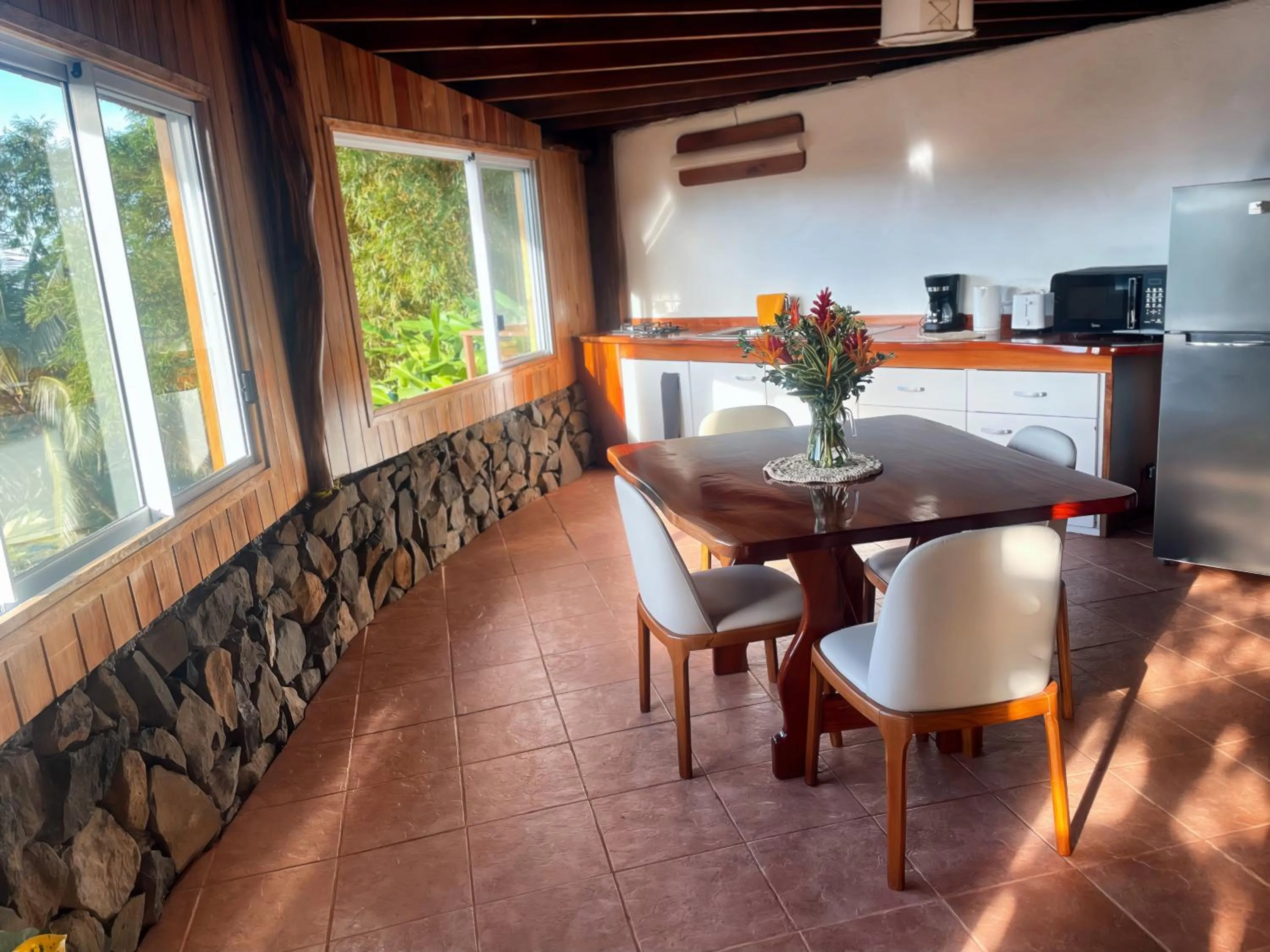 Kitchen or kitchenette in Fare Oviri Lodge