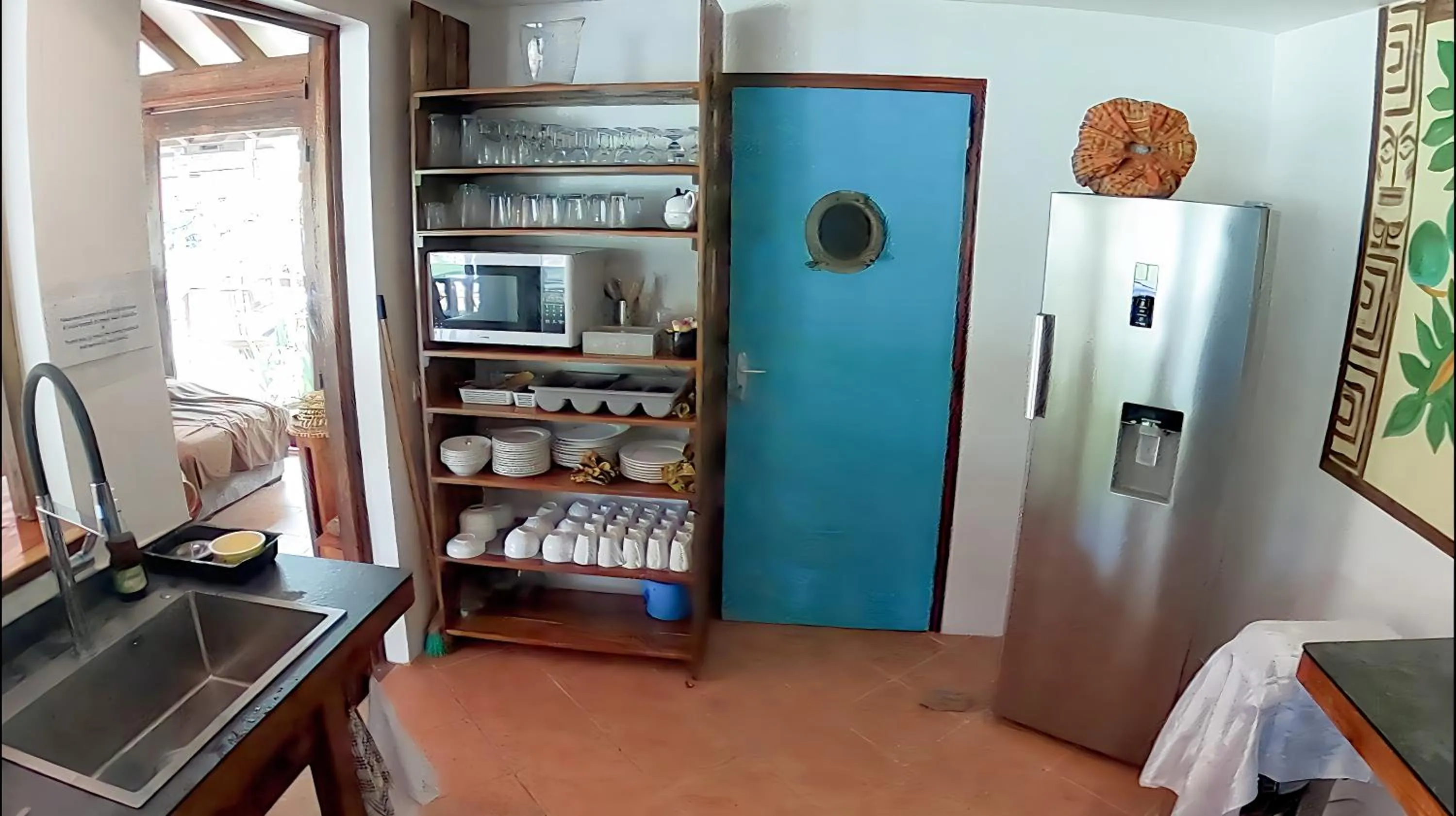 Communal kitchen in Fare Oviri Lodge