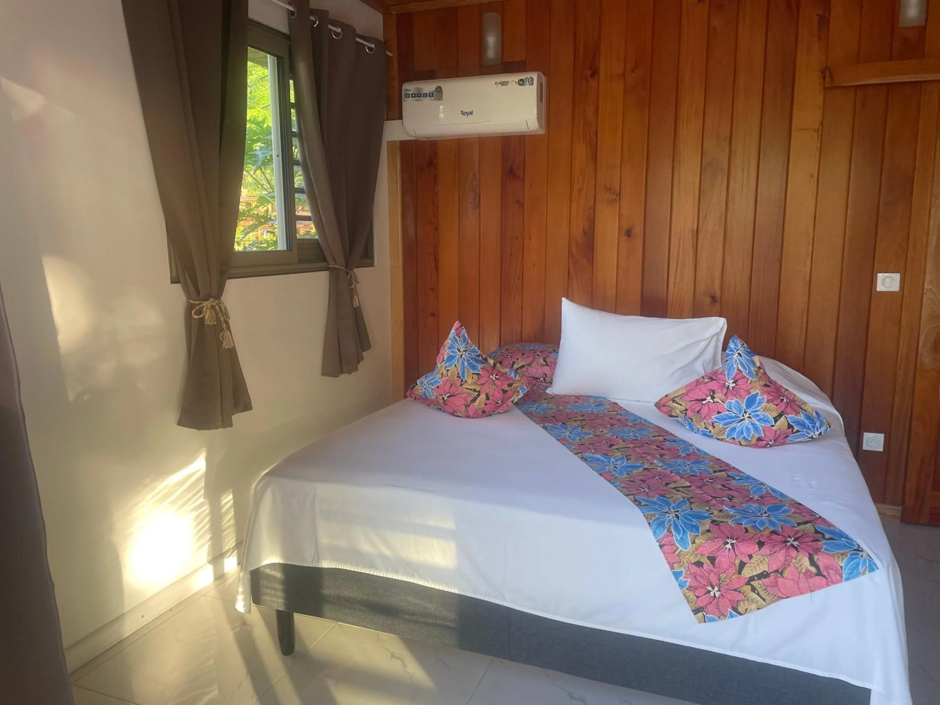 Bed in Fare Oviri Lodge