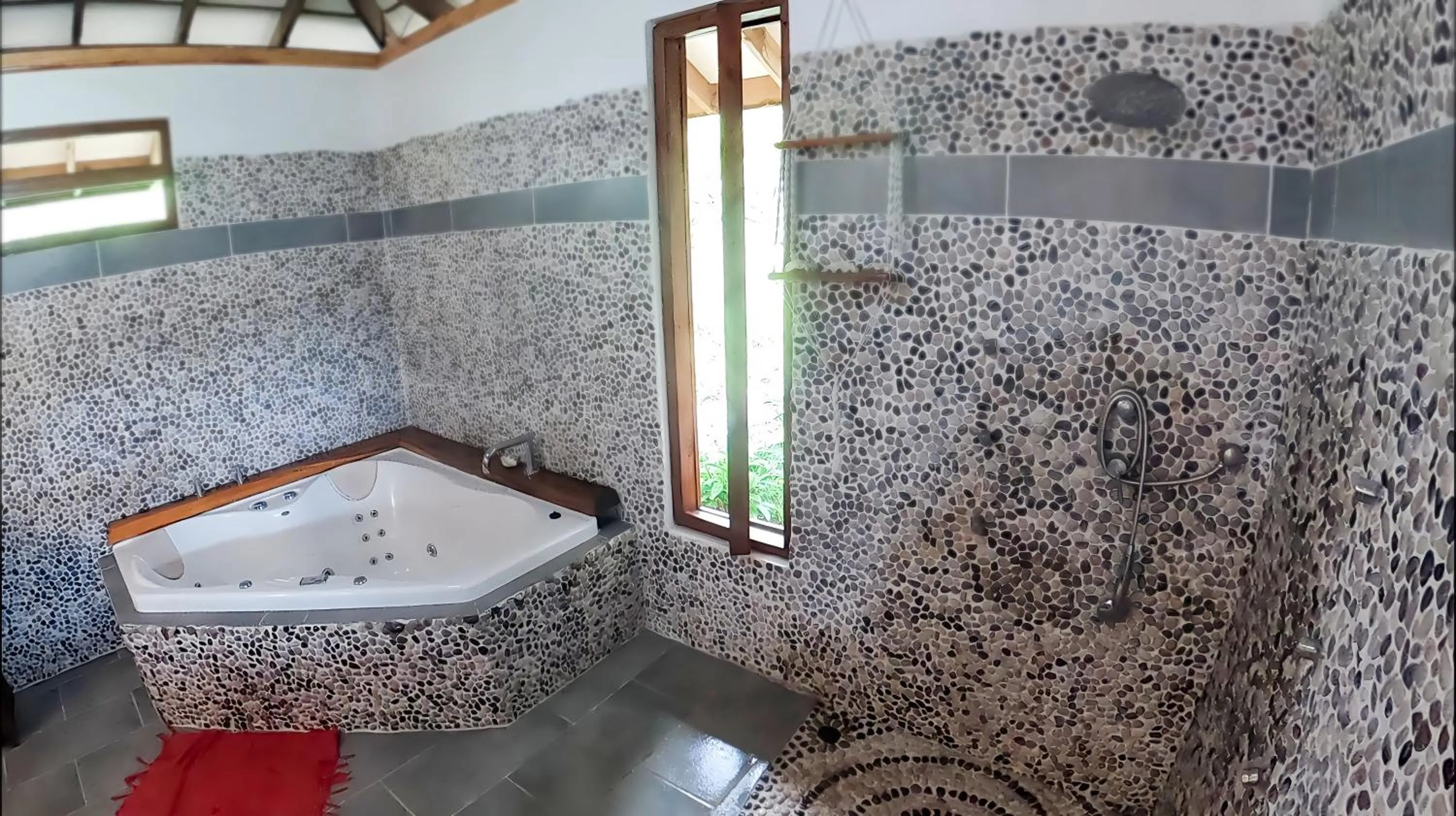 Hot Tub in Fare Oviri Lodge