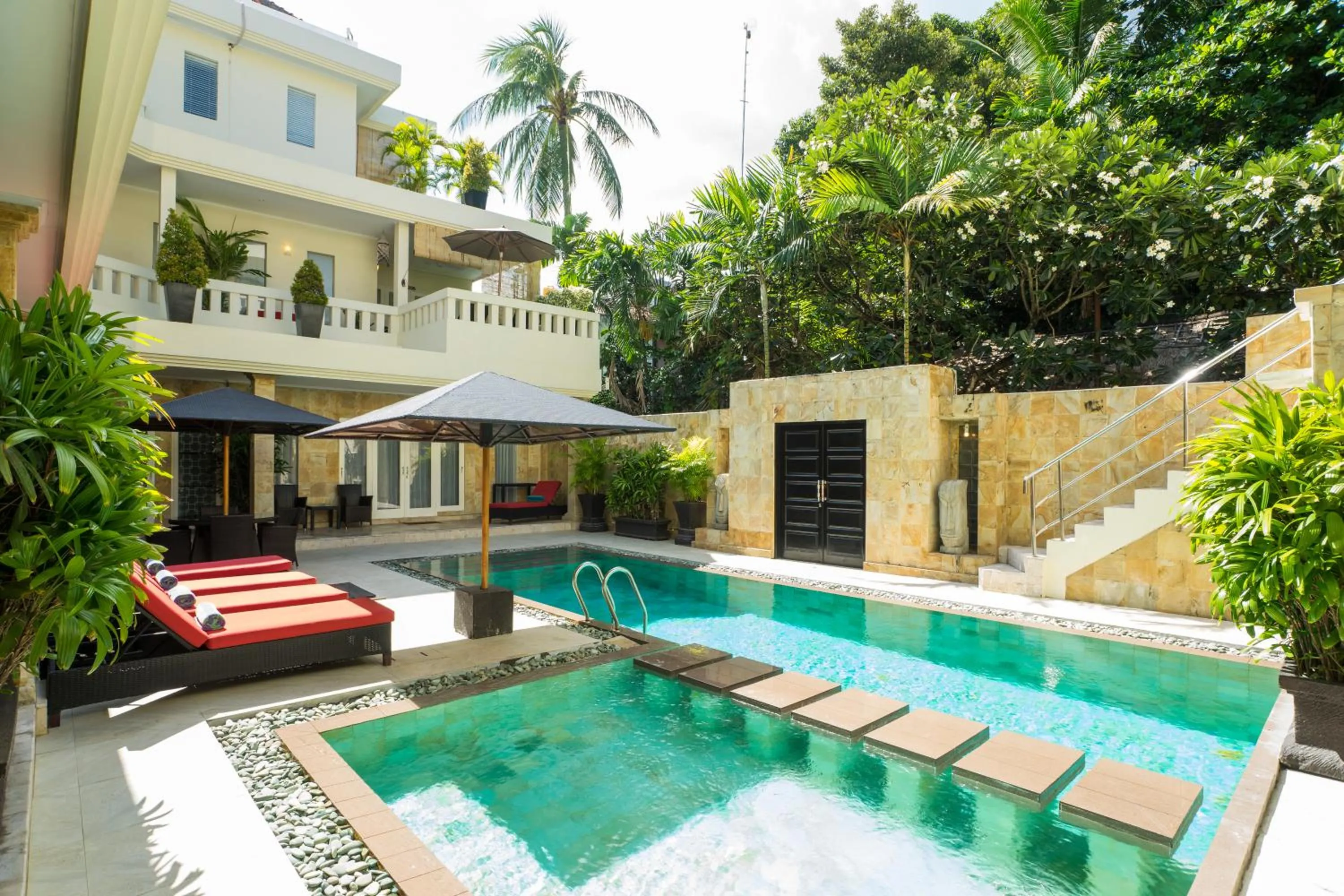 Swimming pool in Beach Melati Apartments