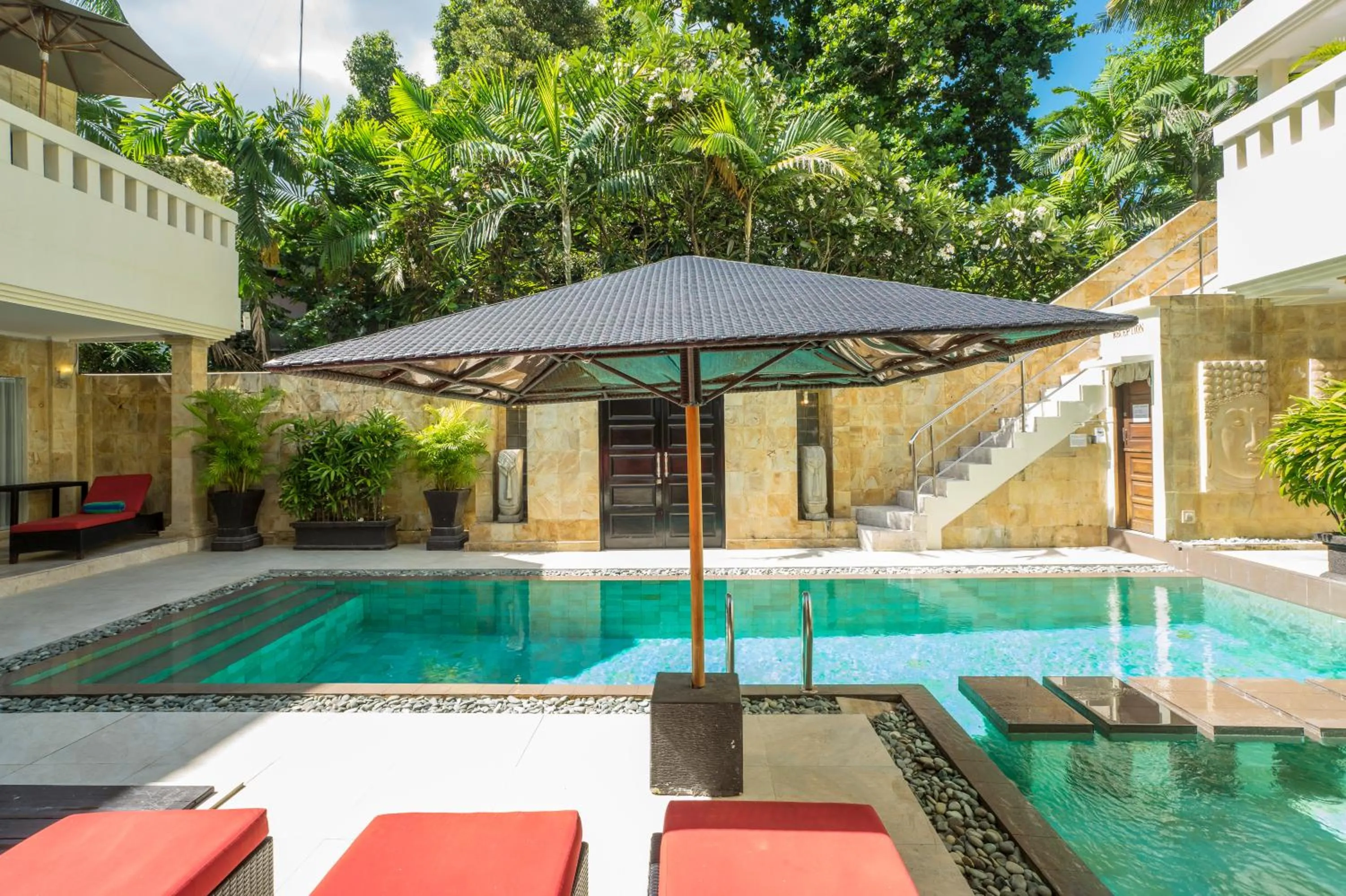 Swimming pool in Beach Melati Apartments