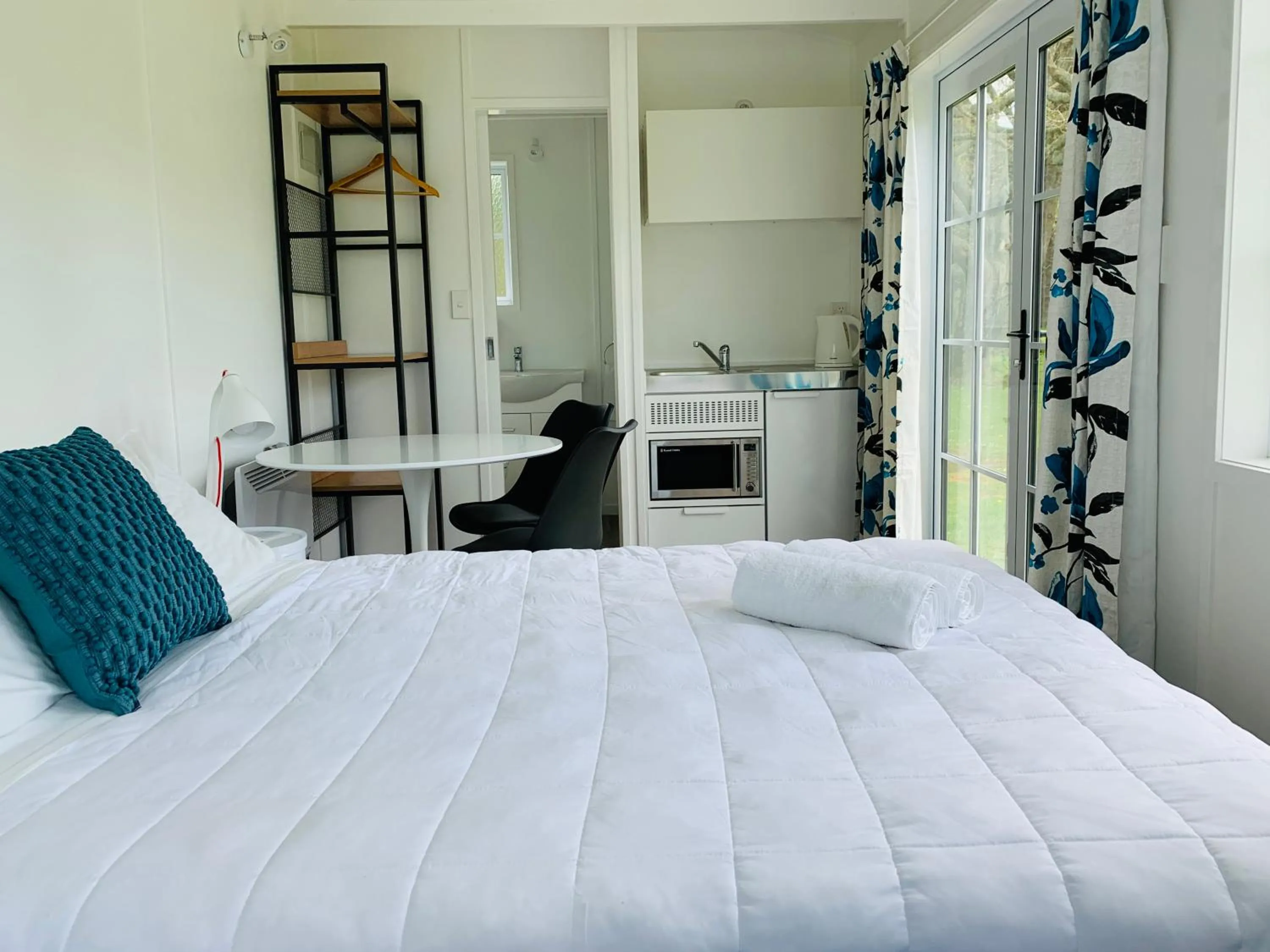 Photo of the whole room, Bed in Whanganui River Top 10 Holiday Park