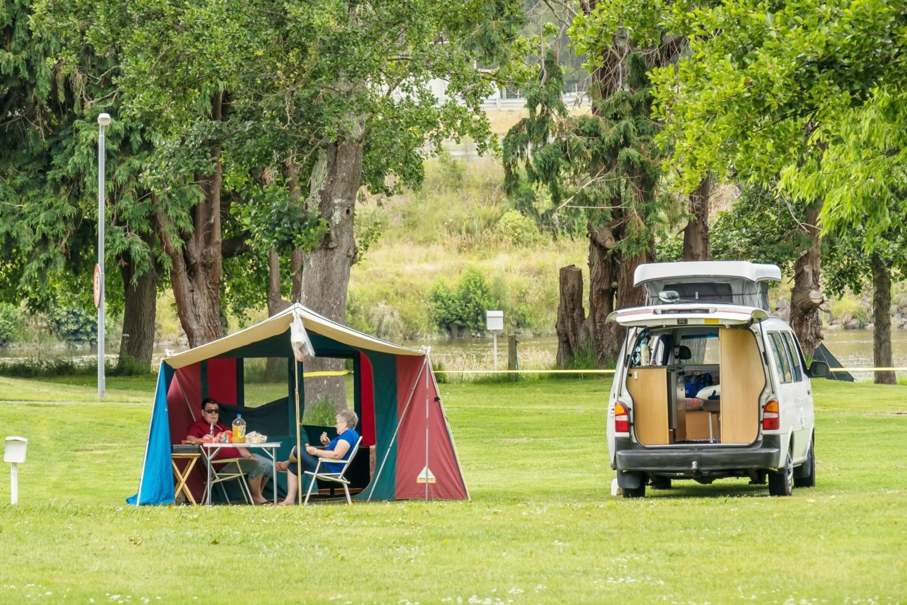 Garden view in Whanganui River Top 10 Holiday Park