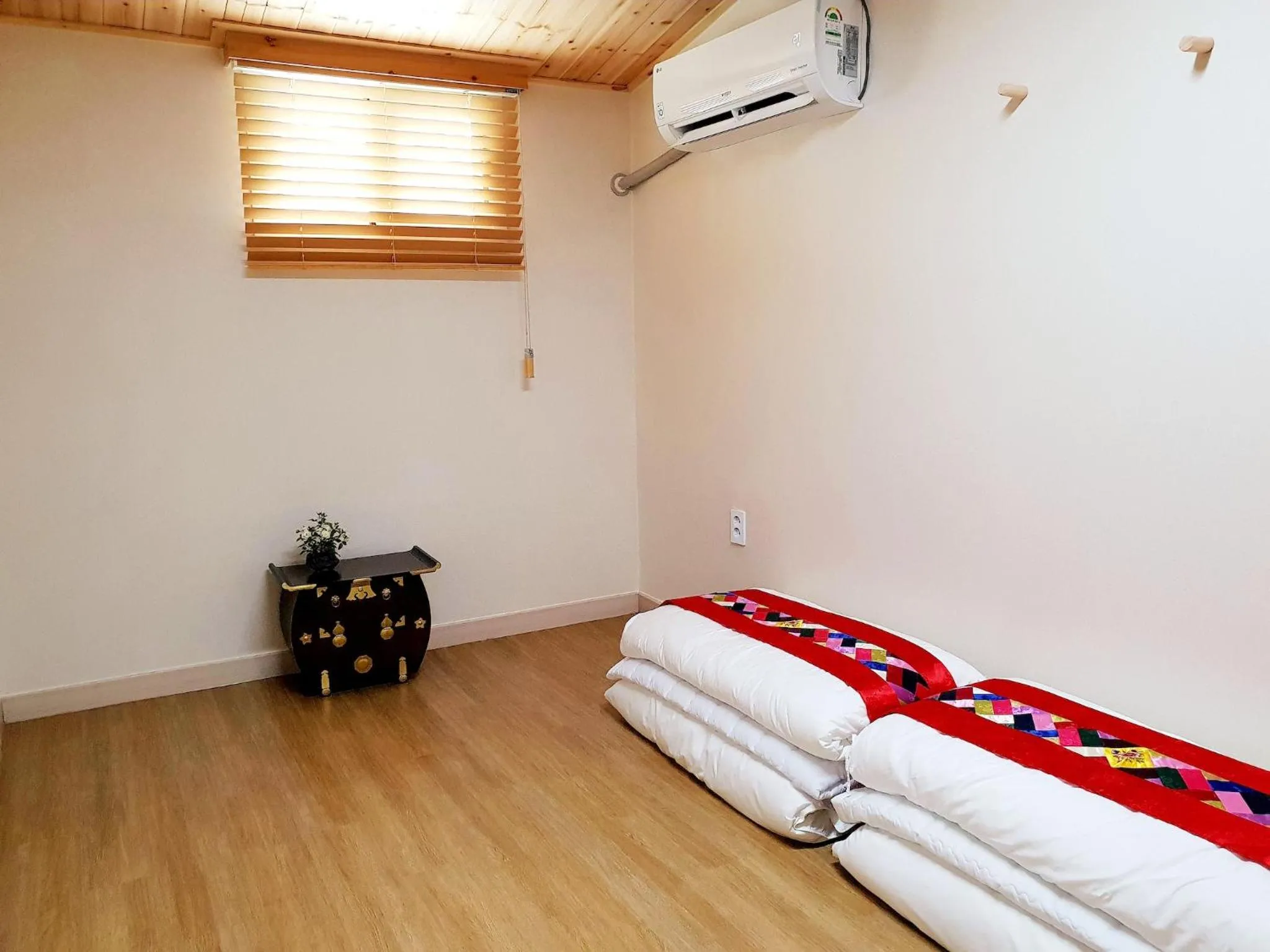 Photo of the whole room, Bed in Dal Garam Guesthouse - 외국인 전용