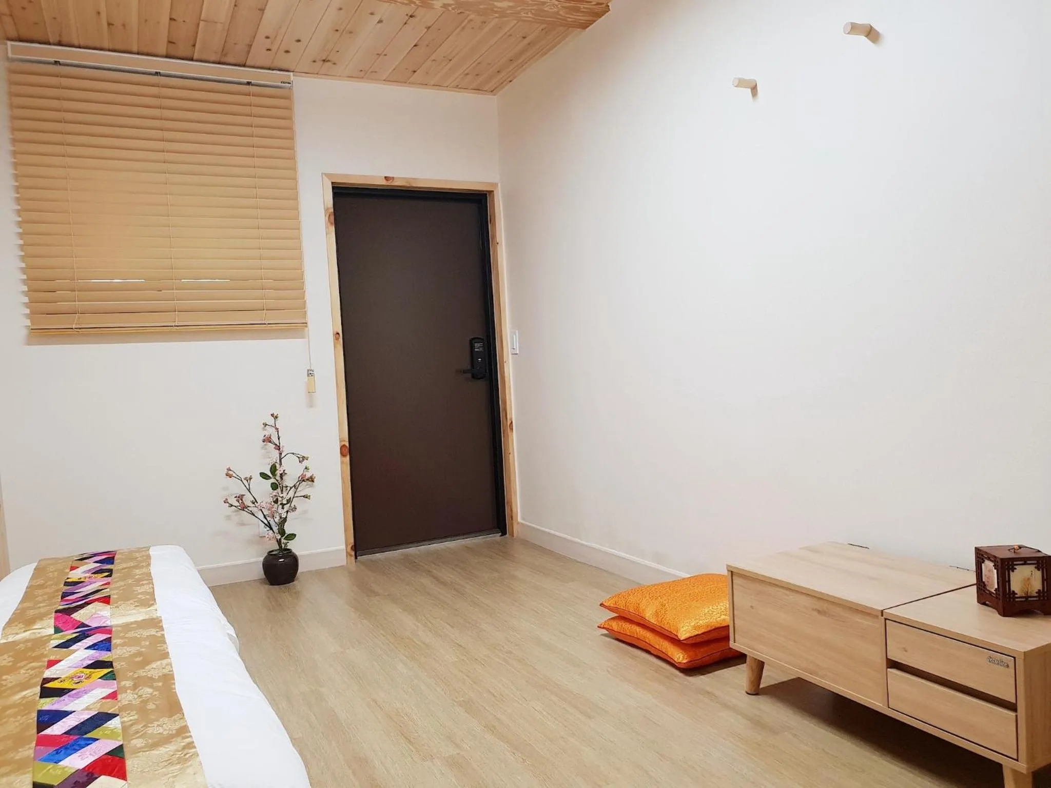 Photo of the whole room, Bed in Dal Garam Guesthouse - 외국인 전용