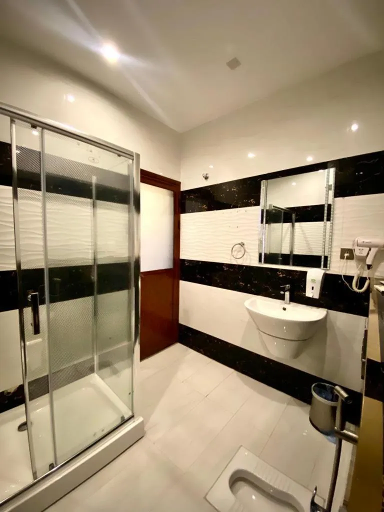 Bathroom, Bed in Aral Hotel Apartments