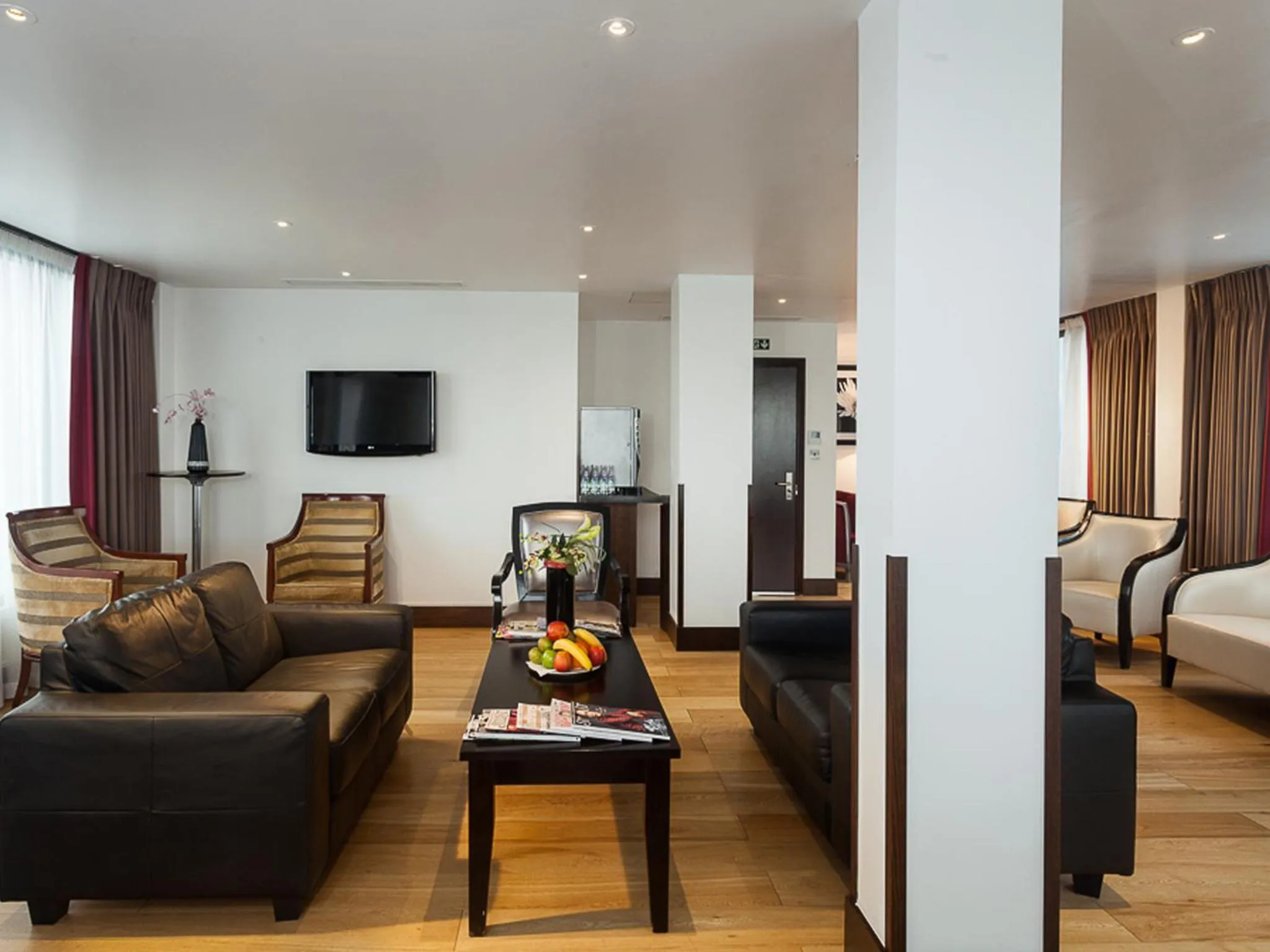 Lobby or reception, Bed in Park Grand Heathrow