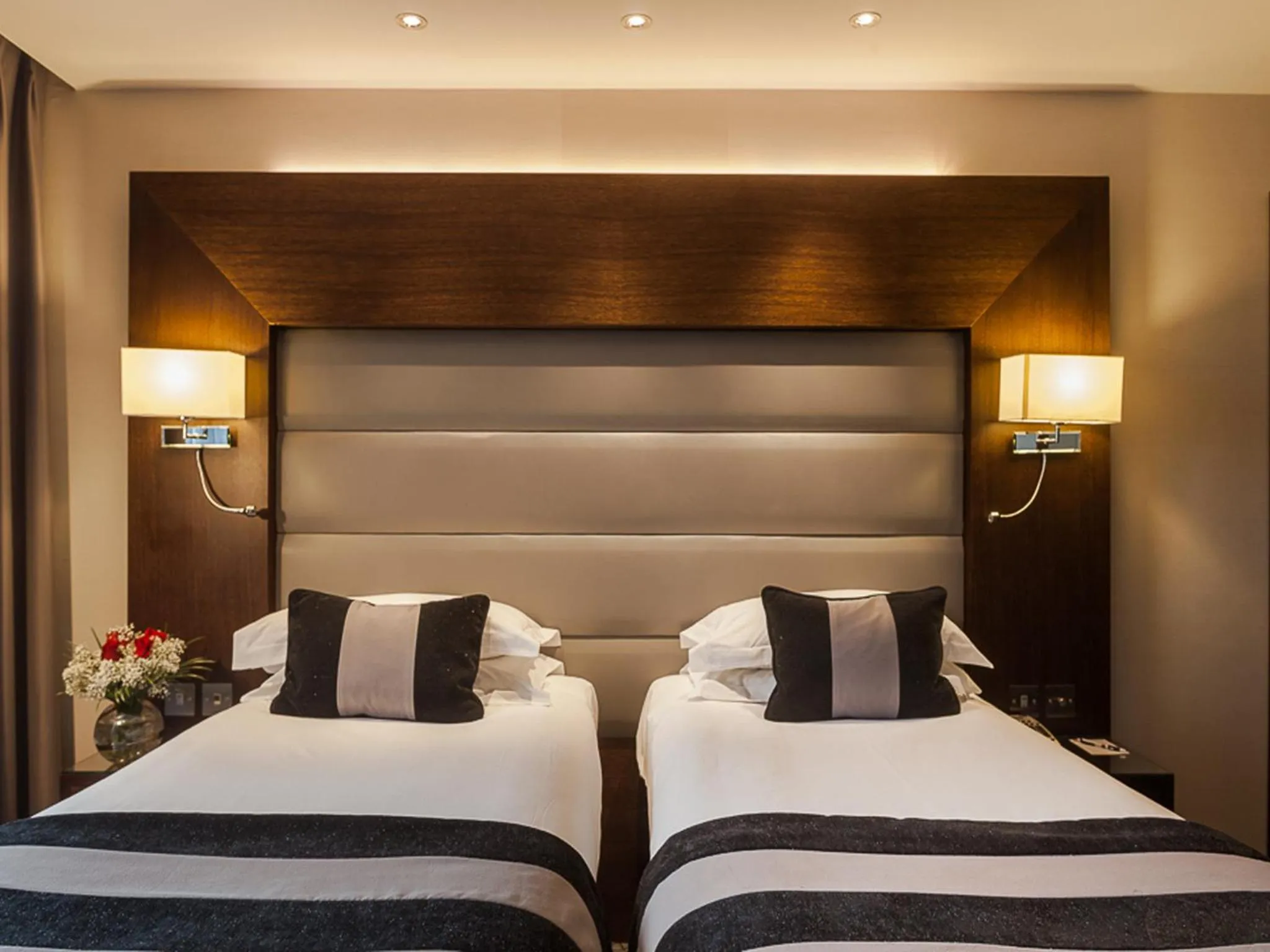 Photo of the whole room, Bed in Park Grand Heathrow