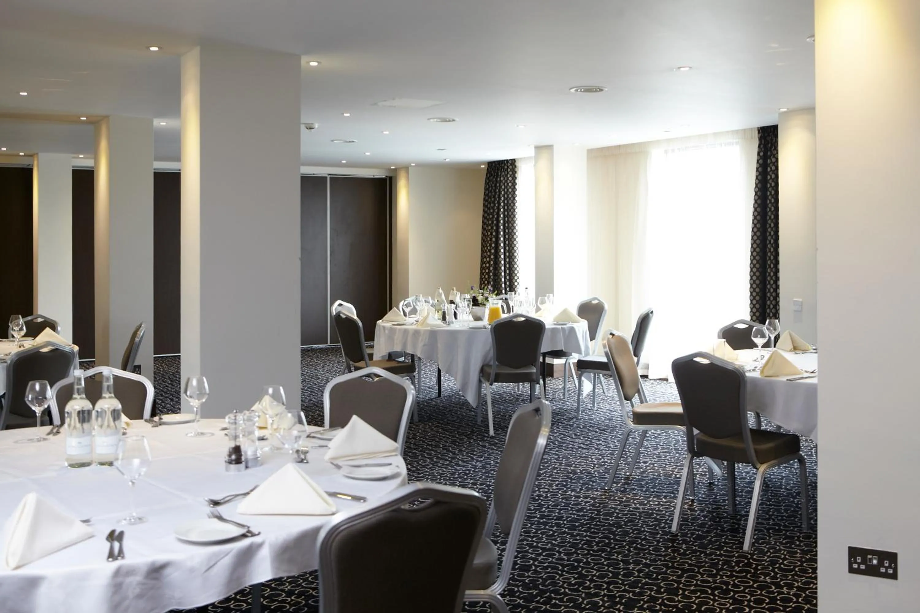 Restaurant/places to eat in Park Grand Heathrow