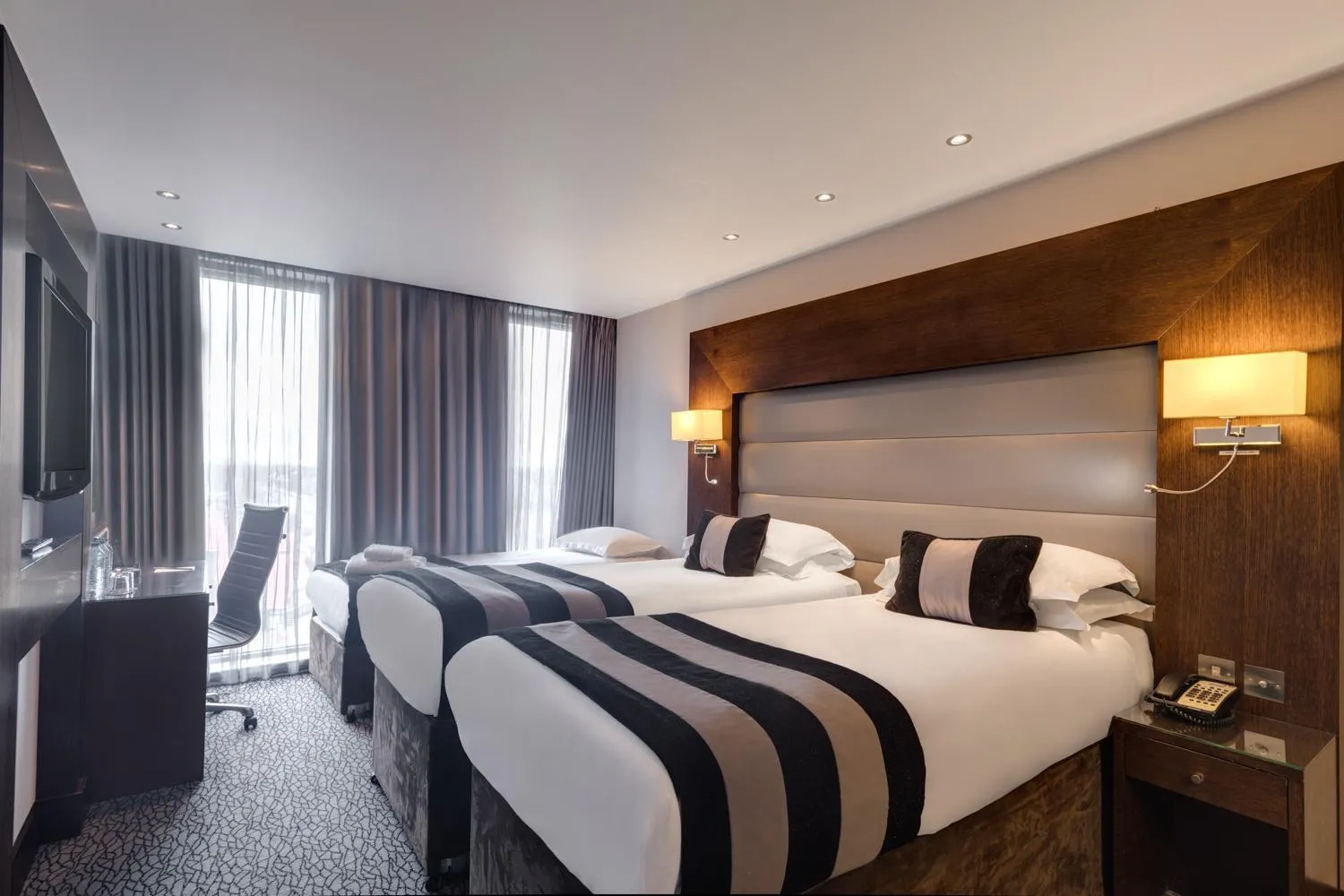 Bedroom, Bed in Park Grand Heathrow