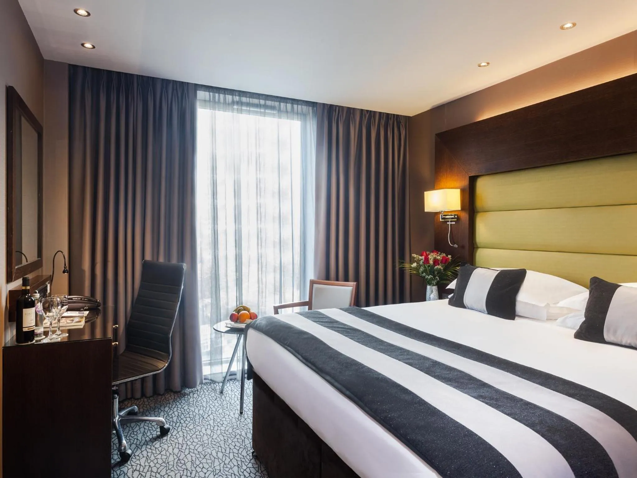 Photo of the whole room, Bed in Park Grand Heathrow