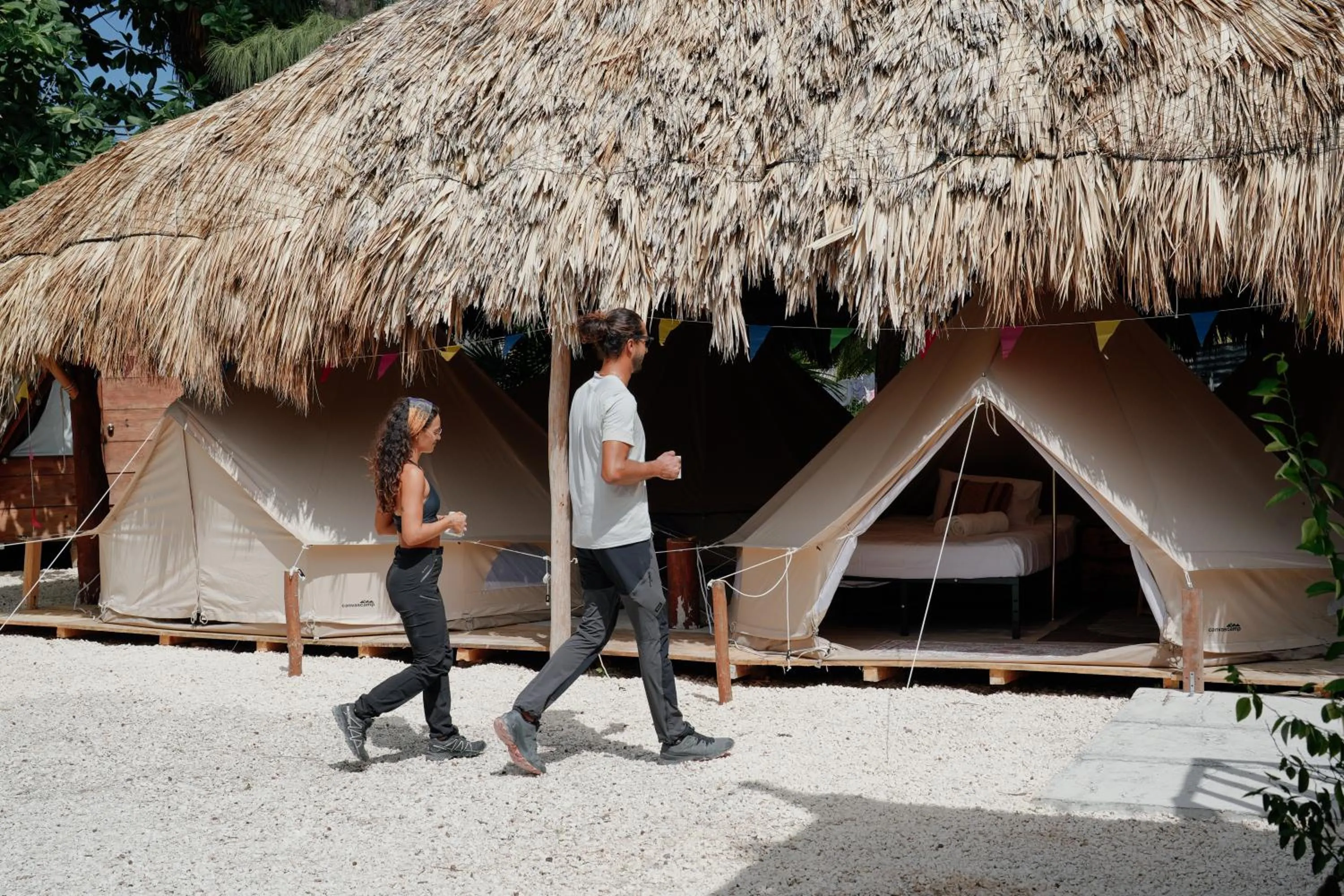 Facade/entrance in Mapache Hostel