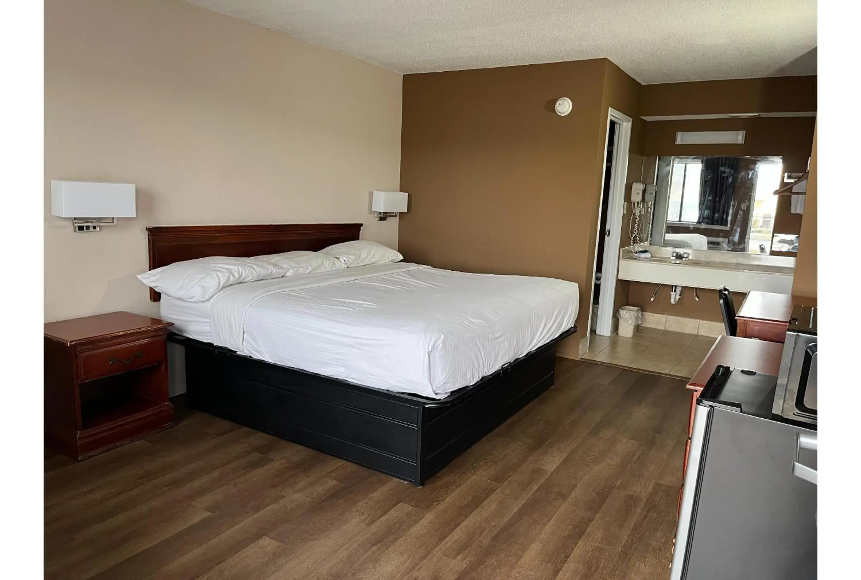 King Room with Roll-in Shower - Disability Access - Non-Smoking in Motel 6 Millington TN King Room with Roll-in Shower - Disability Access - Non-Smoking in Motel 6 Millington TN