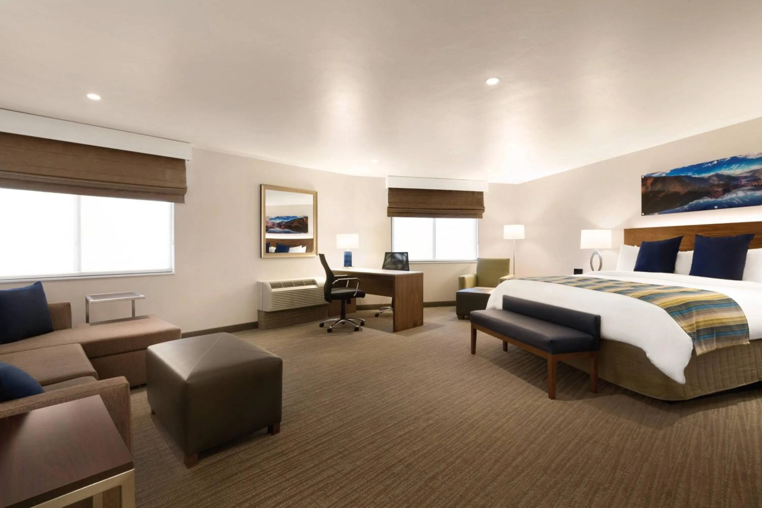 Photo of the whole room, Bed in Delta Hotels by Marriott Helena Colonial