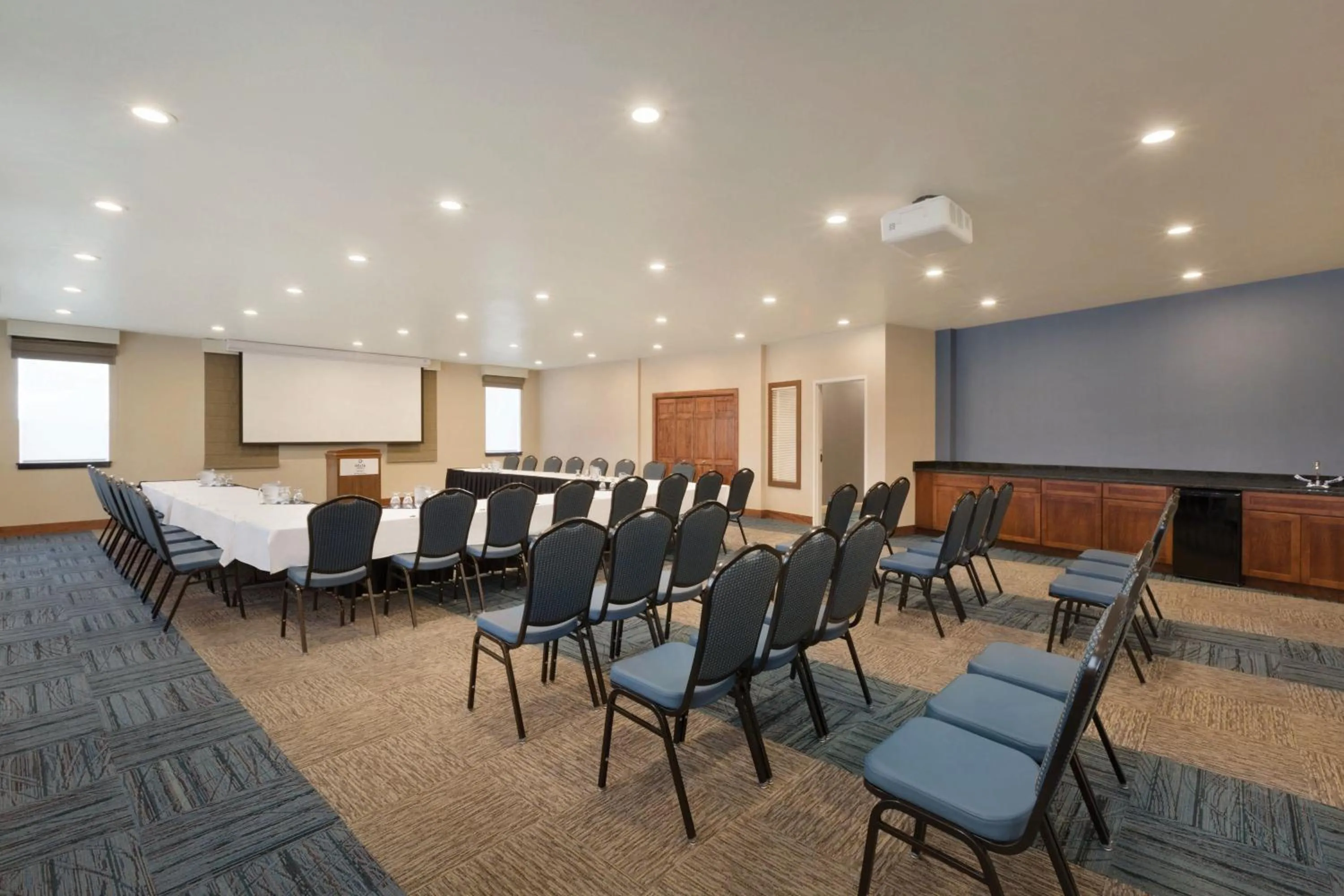 Meeting/conference room in Delta Hotels by Marriott Helena Colonial