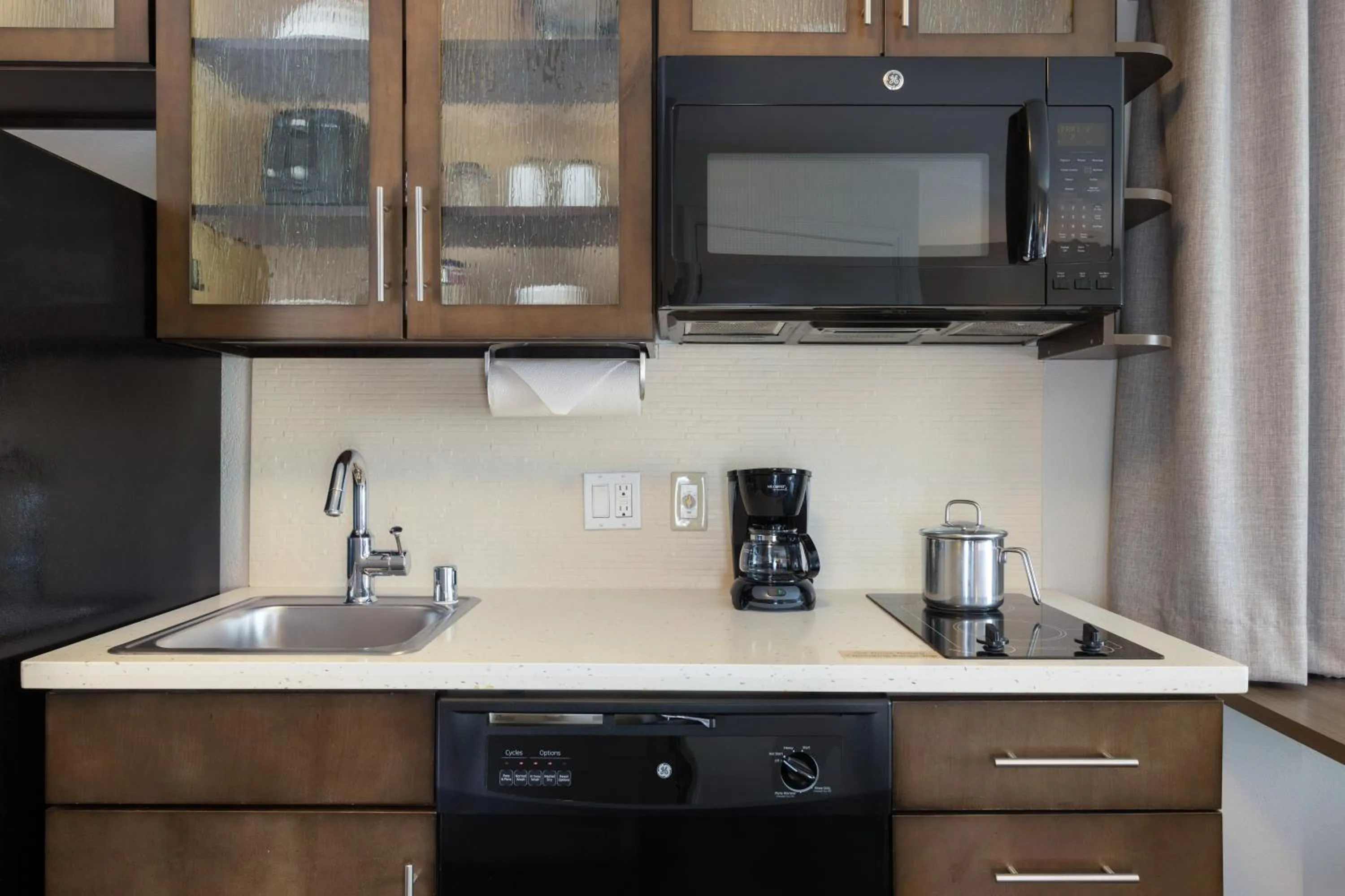 Kitchen or kitchenette in Candlewood Suites Anaheim - Resort Area by IHG