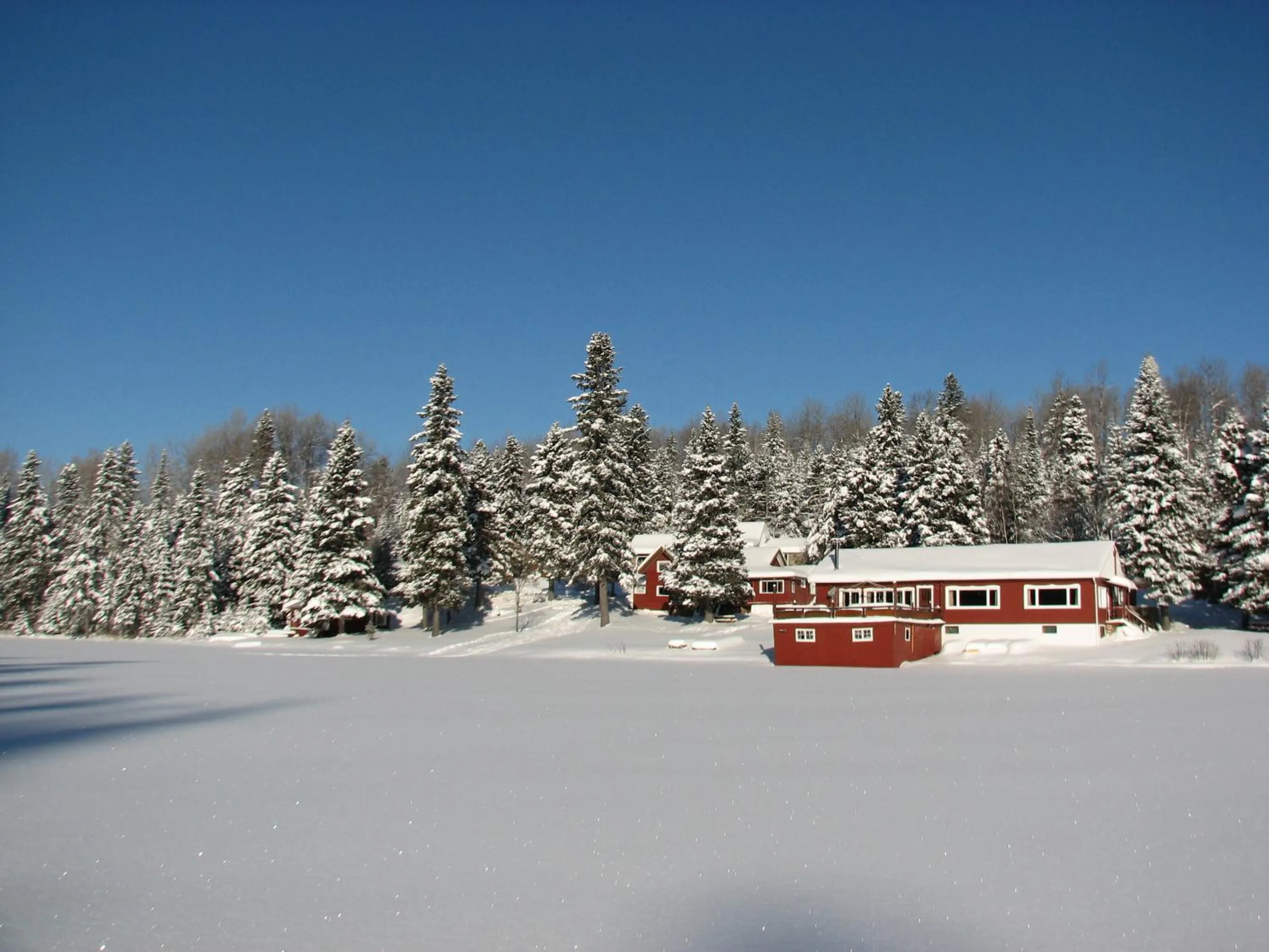 Property building in Kan-à-Mouche Pourvoirie Auberge et Chalets