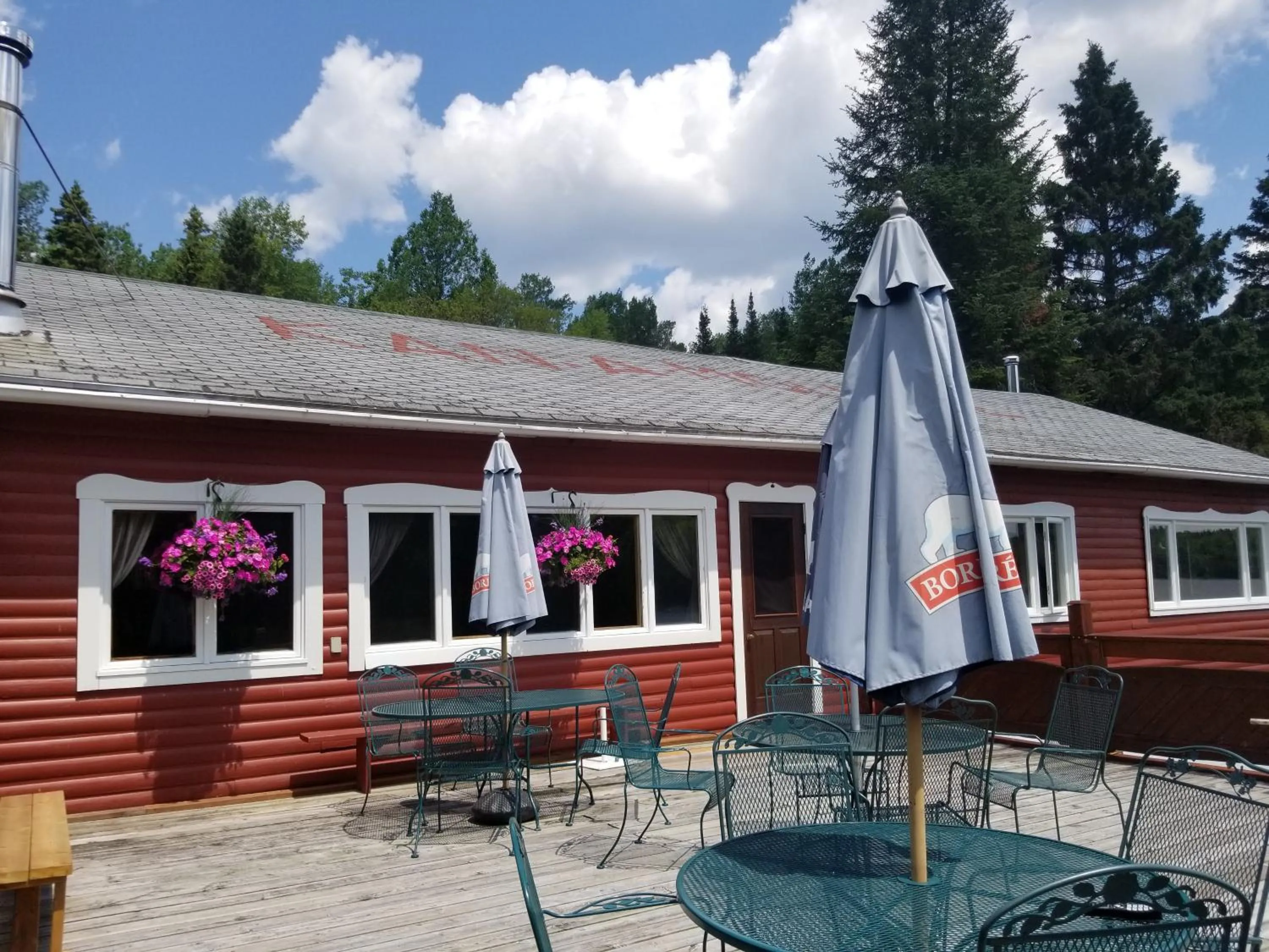 Patio in Kan-à-Mouche Pourvoirie Auberge et Chalets