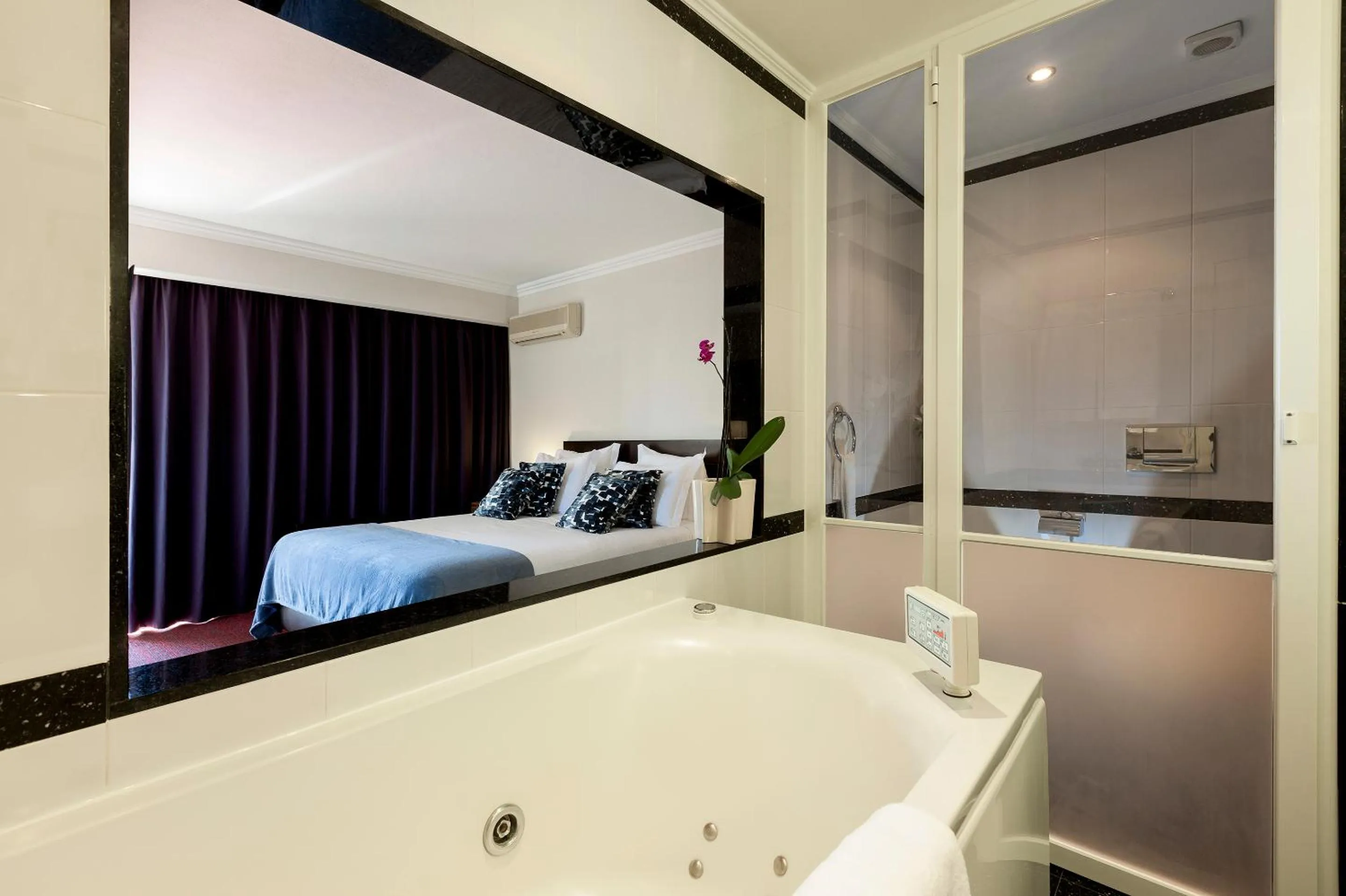Bed in Carcavelos Beach Hotel