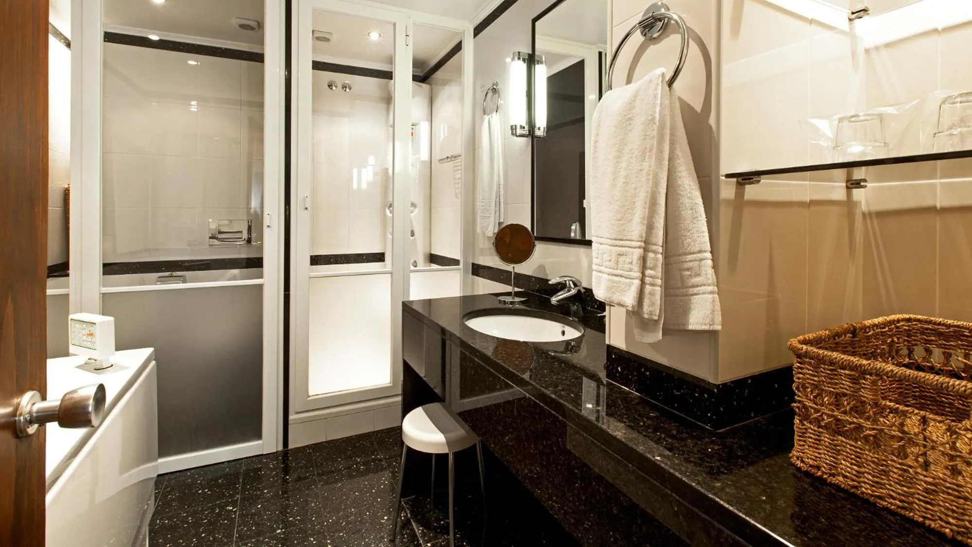 Carcavelos Beach Hotel