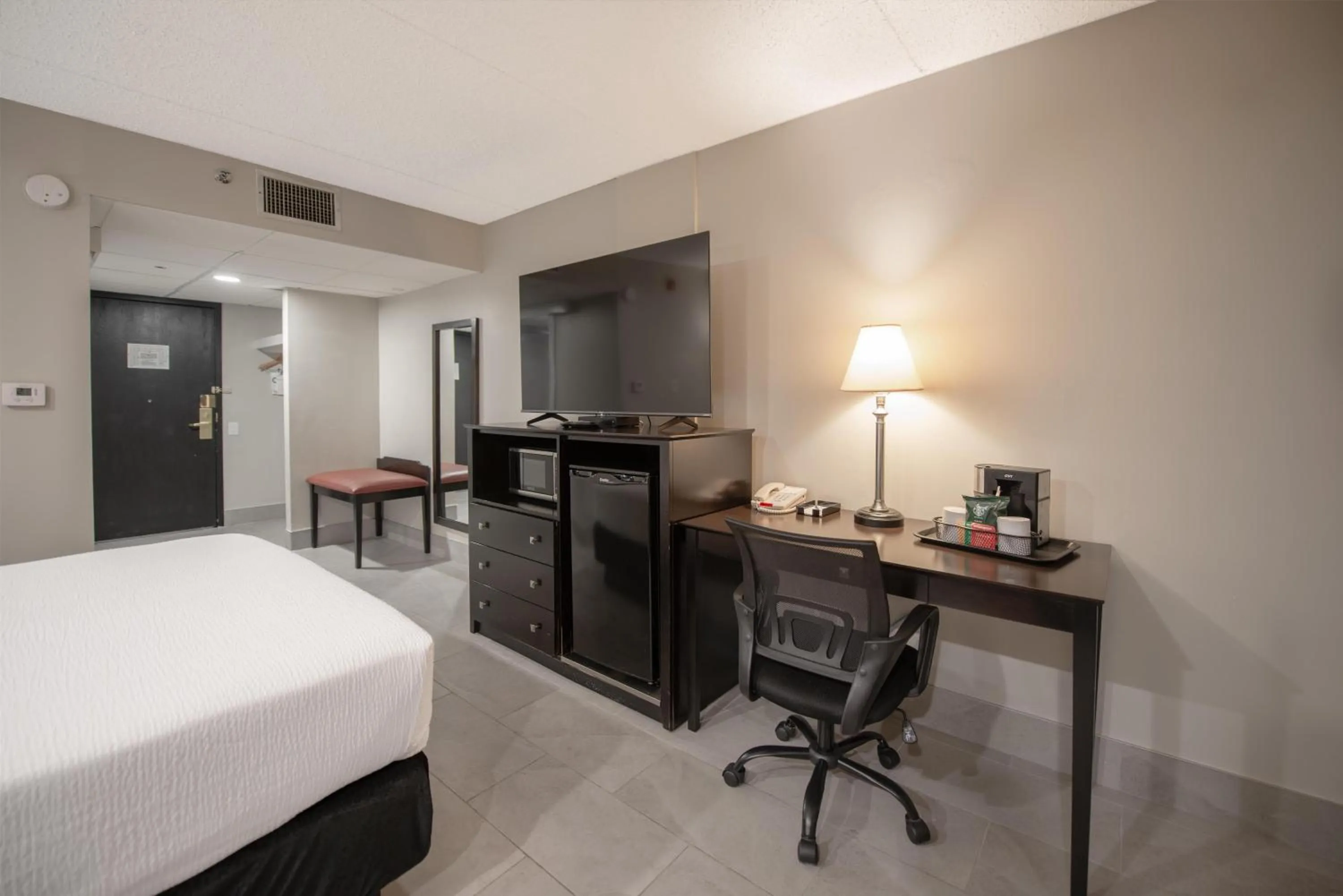 Bedroom, Bed in Coast Nisku Inn & Conference Centre