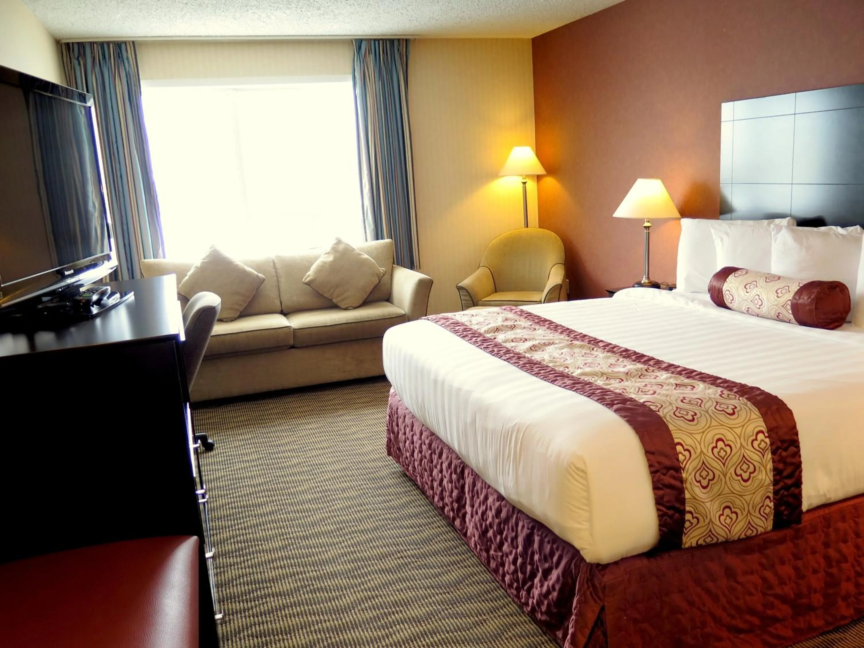 TV and multimedia, Bed in Coast Nisku Inn & Conference Centre