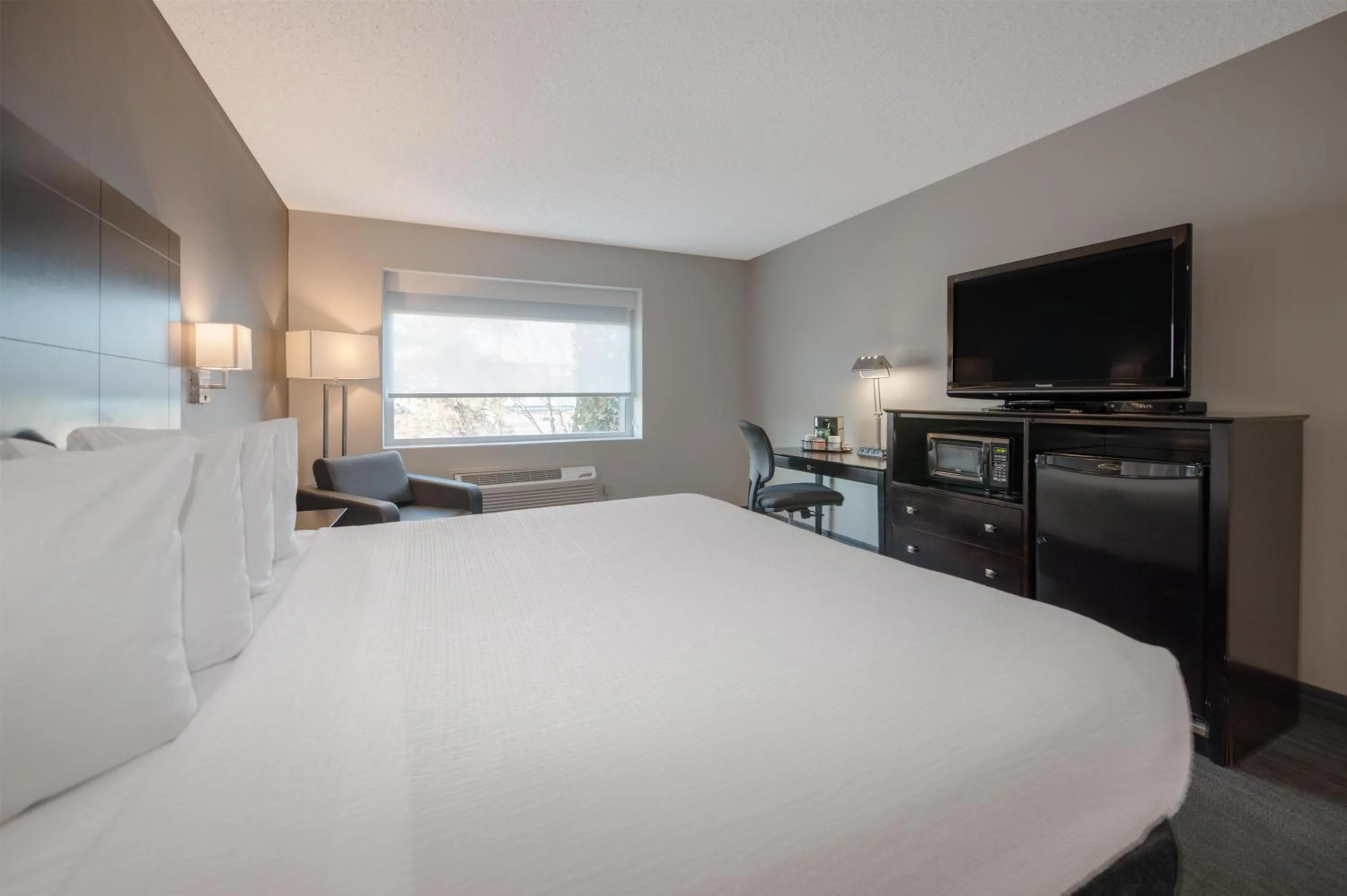 Bedroom, Bed in Coast Nisku Inn & Conference Centre