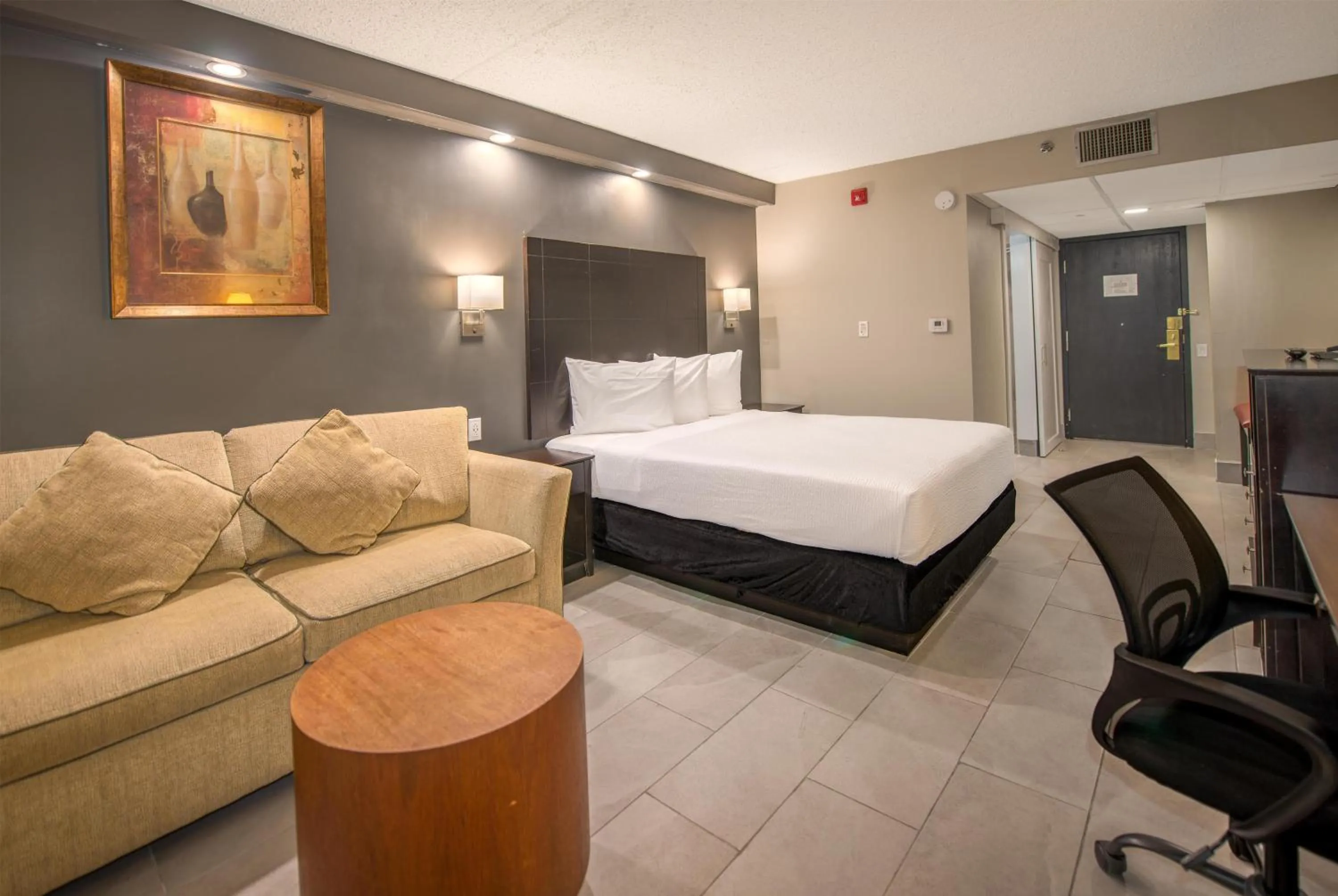 Bedroom, Bed in Coast Nisku Inn & Conference Centre