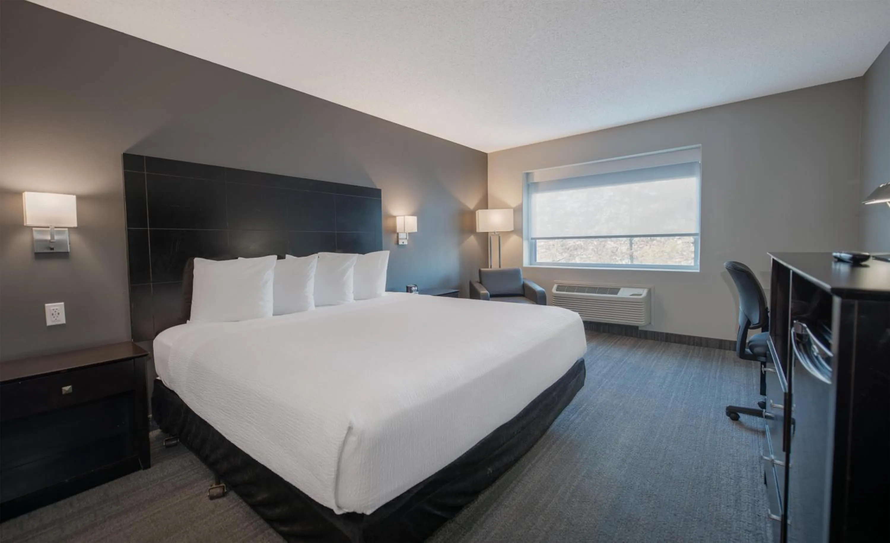 Bedroom, Bed in Coast Nisku Inn & Conference Centre