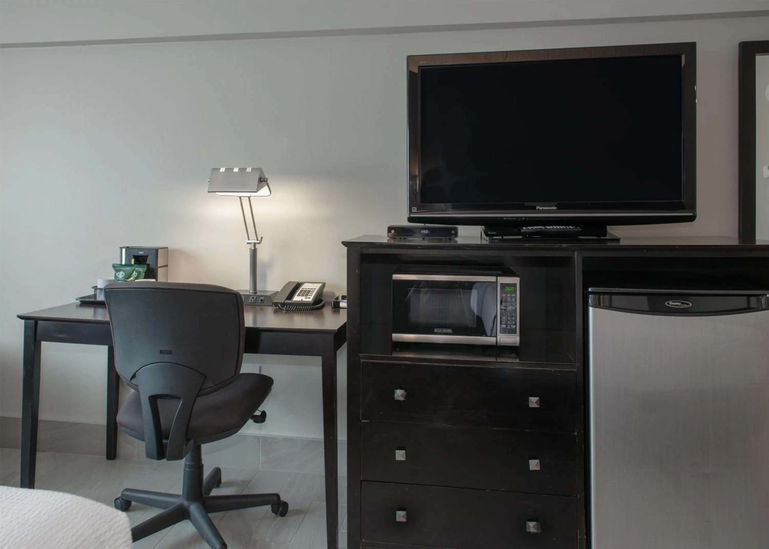 Bedroom in Coast Nisku Inn & Conference Centre