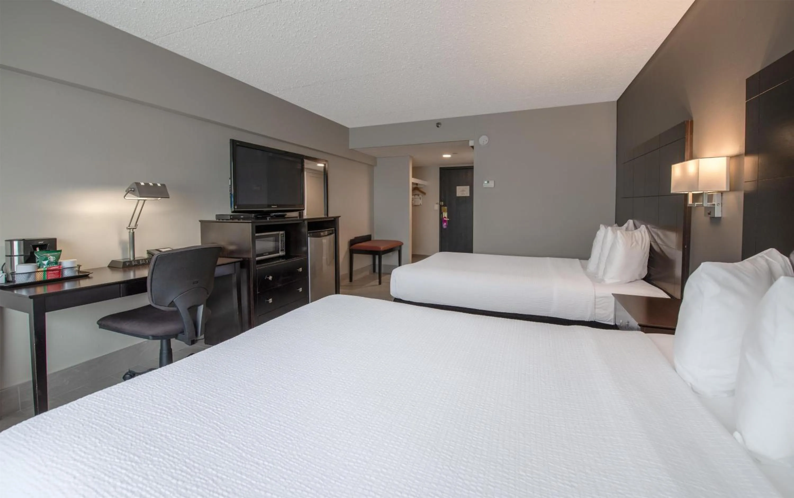 Bedroom, Bed in Coast Nisku Inn & Conference Centre