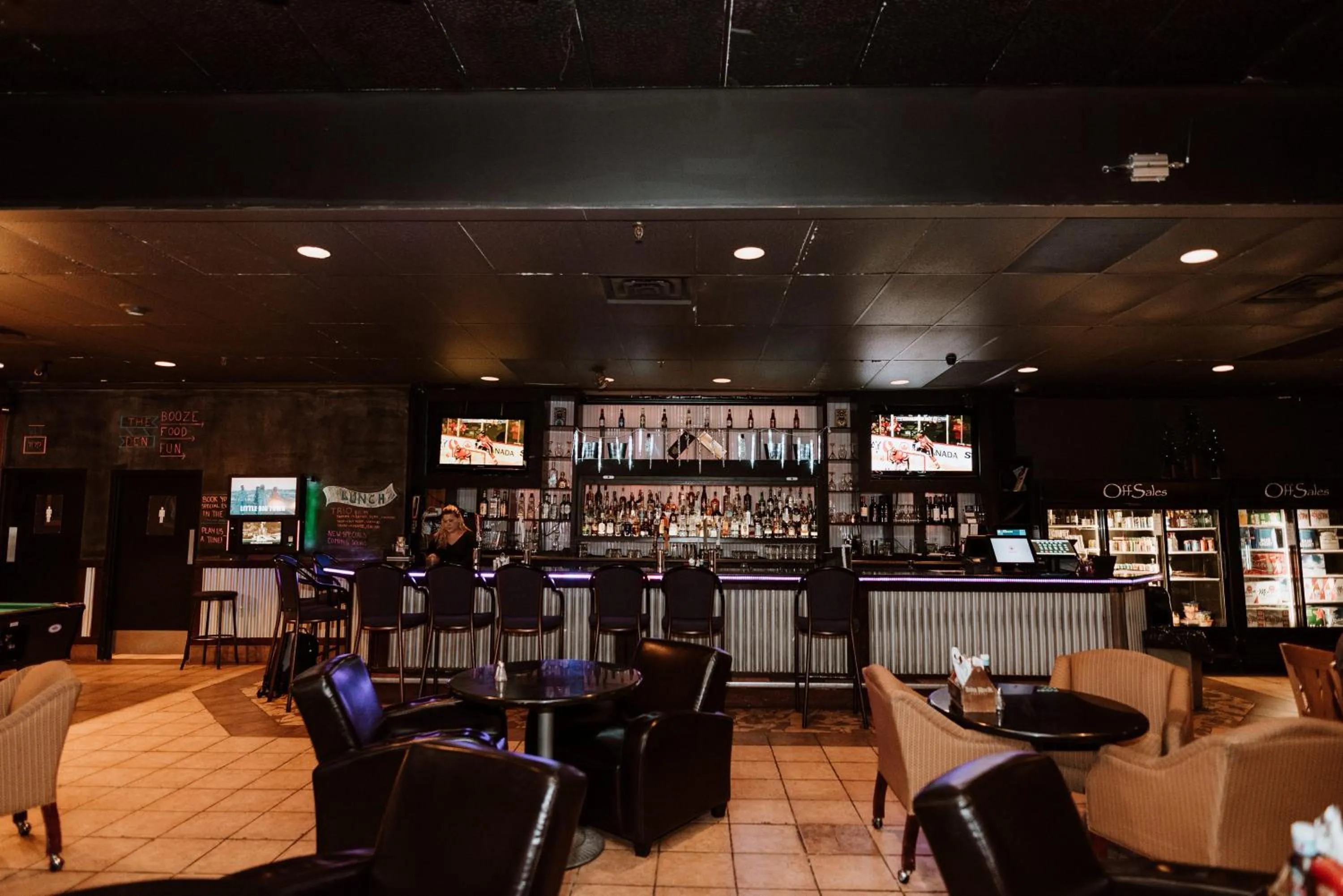 Restaurant/places to eat in Coast Nisku Inn & Conference Centre