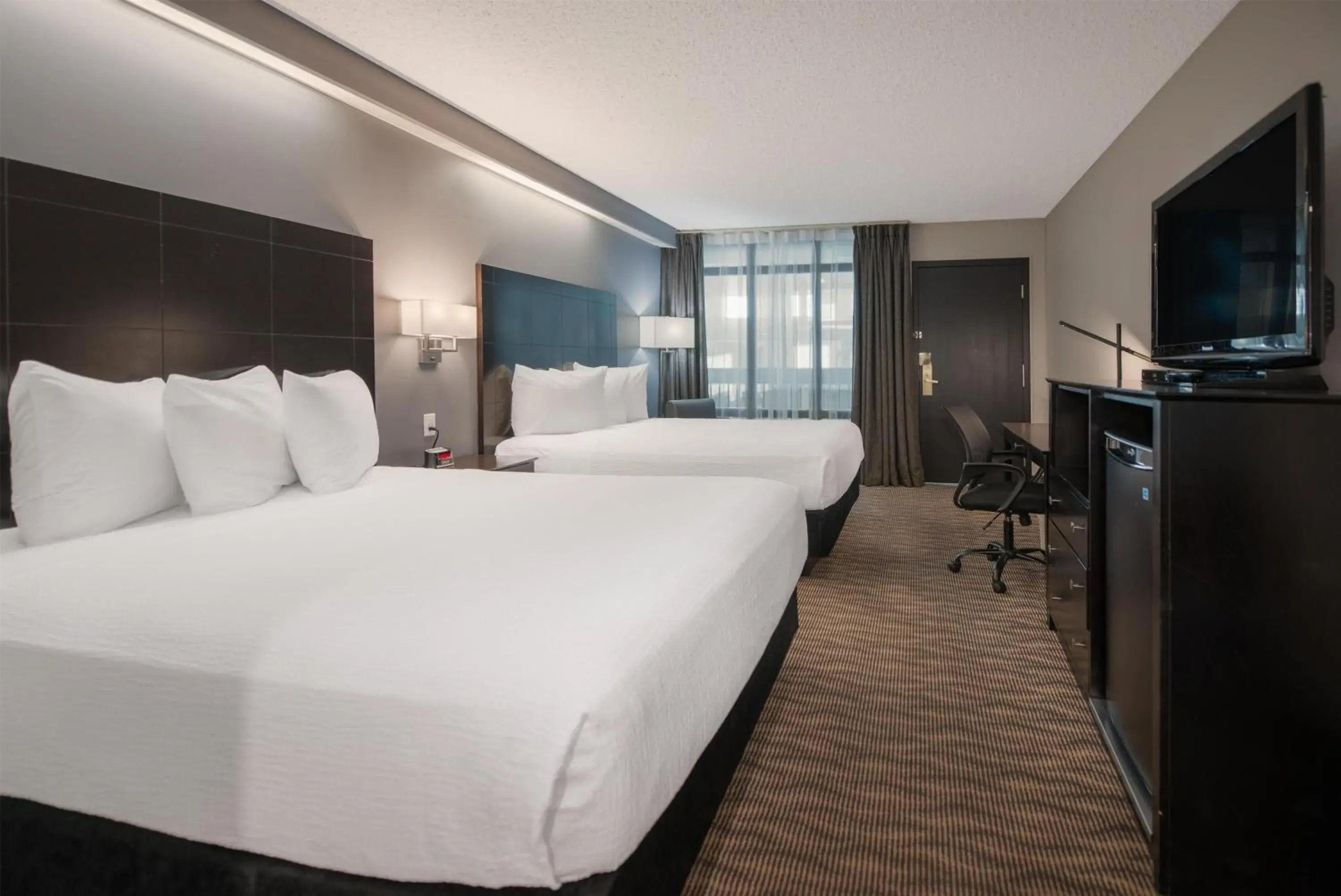 Coast Two Queens in Coast Nisku Inn & Conference Centre Coast Two Queens in Coast Nisku Inn & Conference Centre