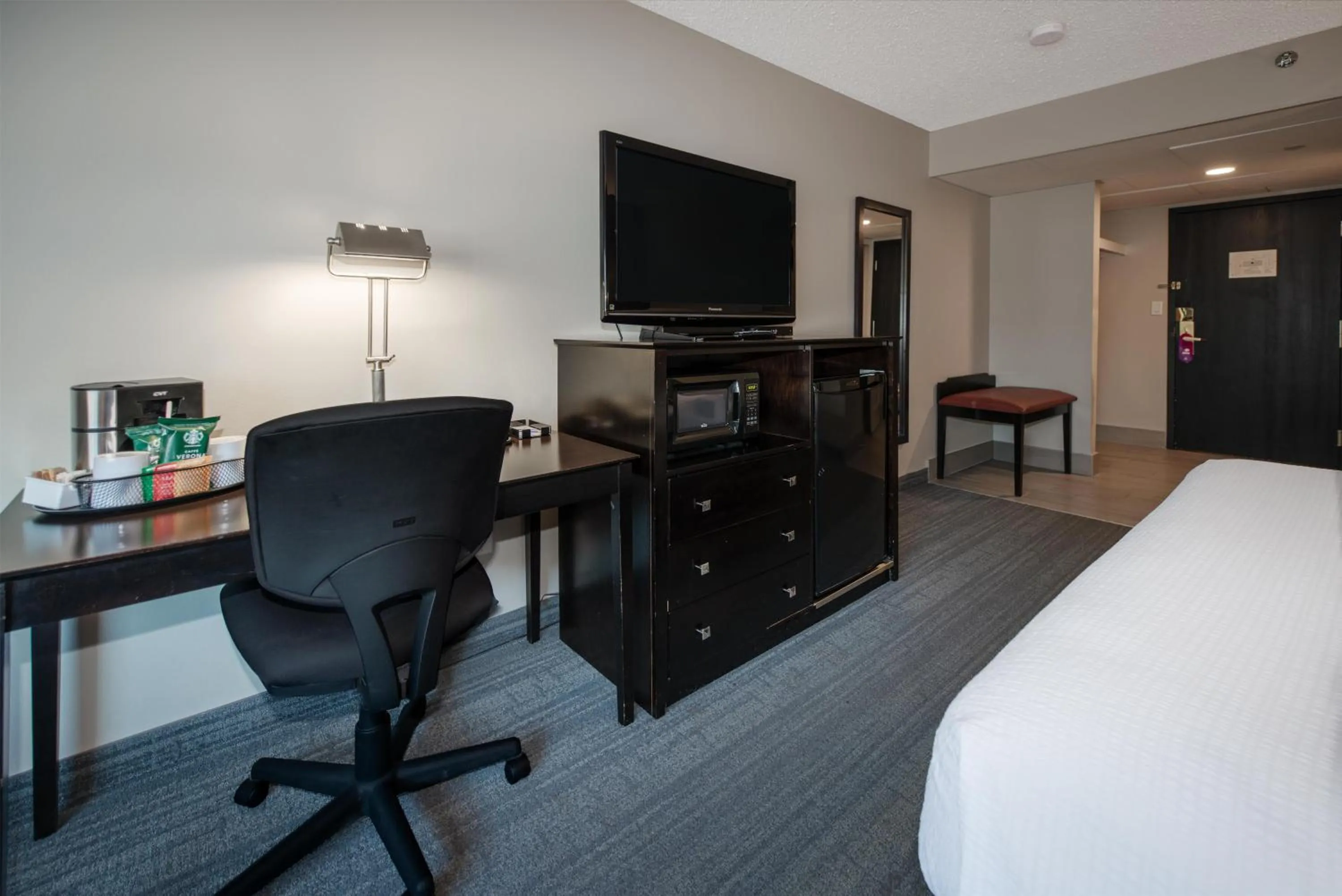 Bedroom, Bed in Coast Nisku Inn & Conference Centre
