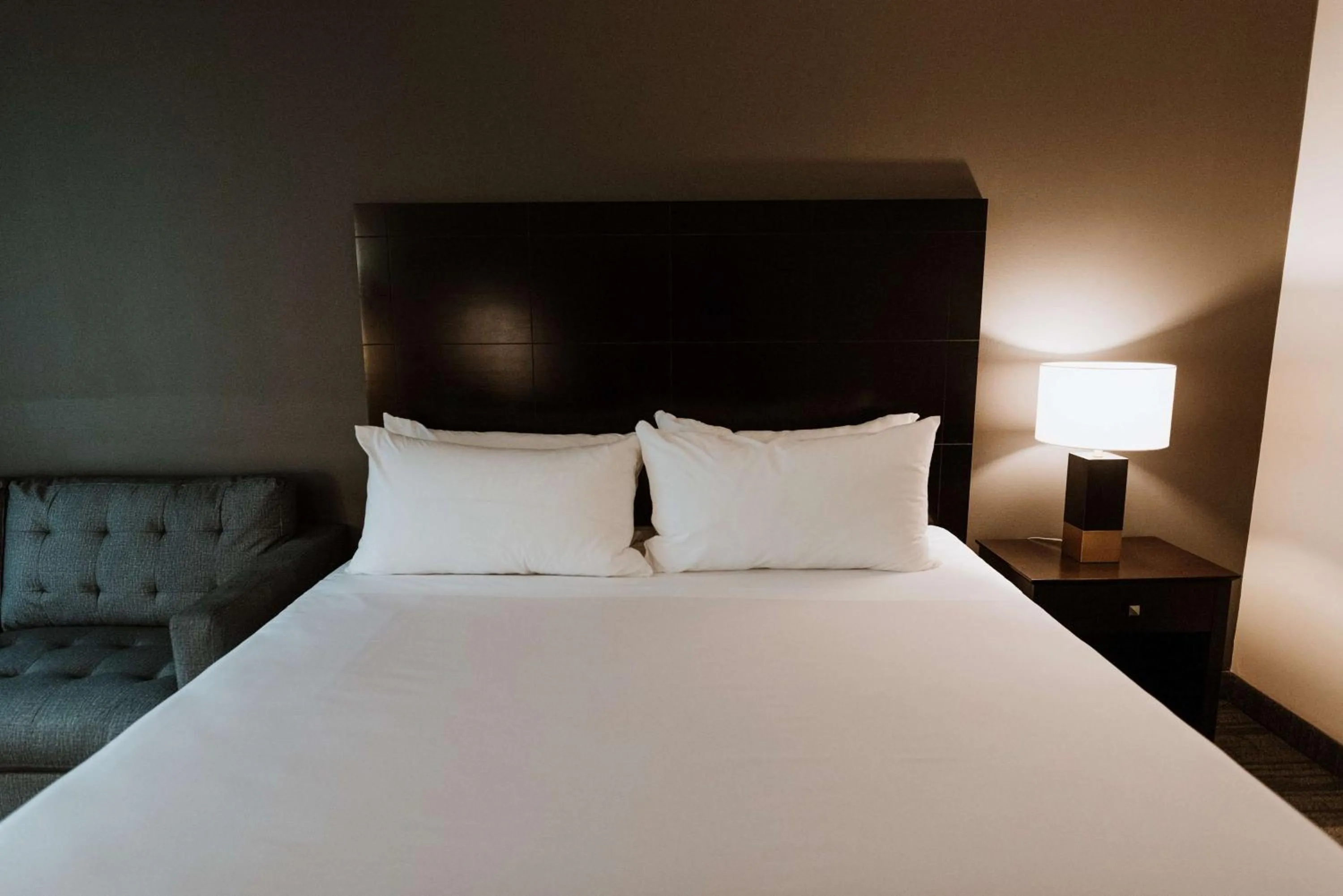 Shower, Bed in Coast Nisku Inn & Conference Centre