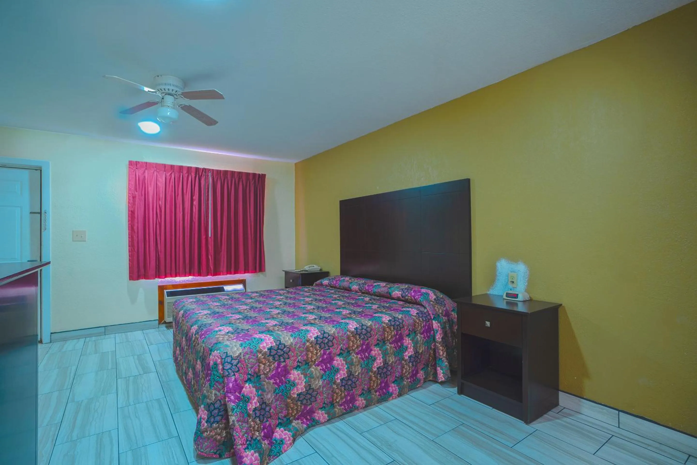 Bedroom, Bed in Texas Inn San Benito near Harlingen