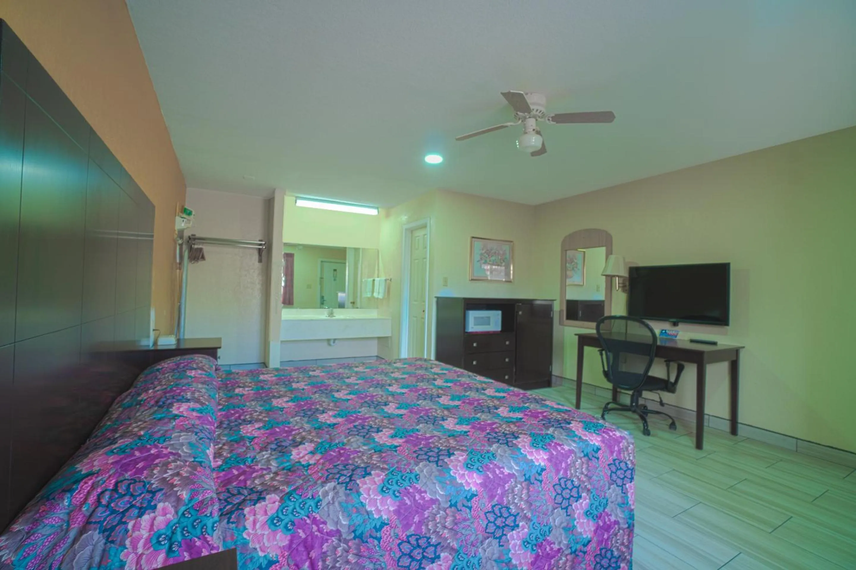 Bedroom, Bed in Texas Inn San Benito near Harlingen